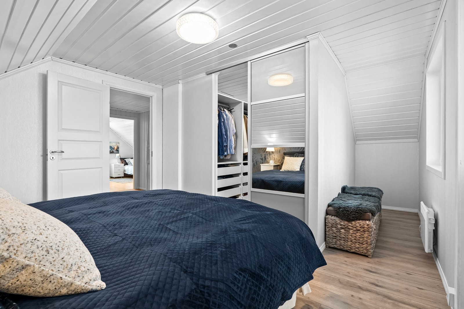 Rommet er innredet med plassbygd garderoberom med god plass til oppbevaring. Galleribilde