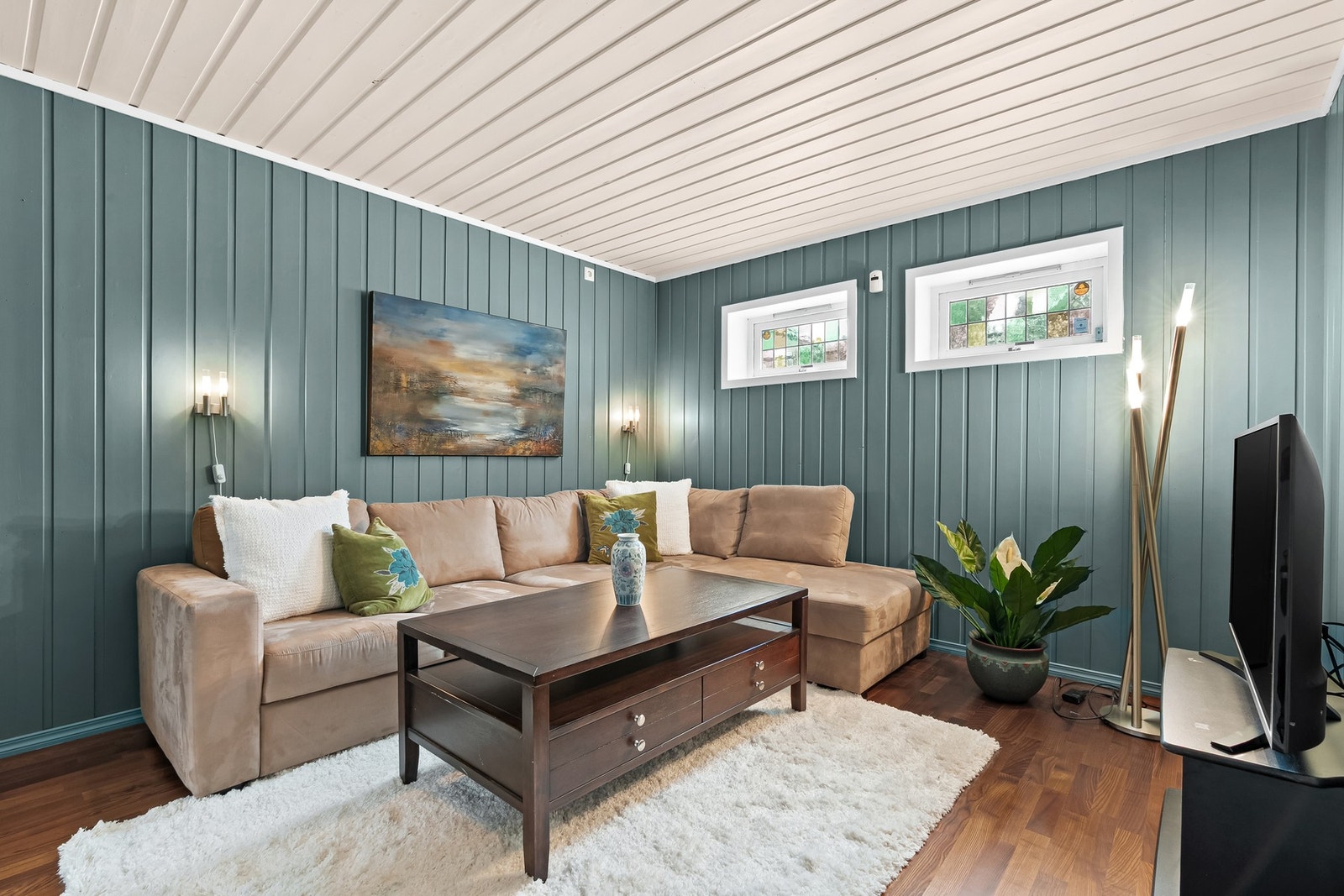 Hyggelig og lun kjellerstue med god plass til sofa og tilhørende møblement. Galleribilde