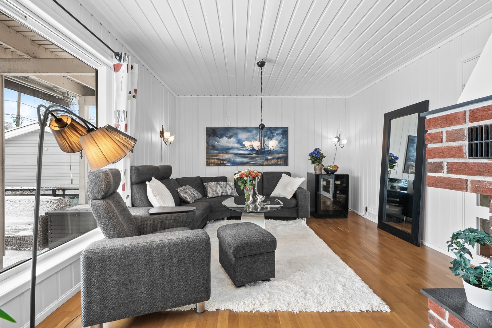 Stuen er romslig og innbyr til mange innredningsmuligheter, enten du ønsker en stor sofagruppe, spiseplass eller en kombinasjon. Galleribilde