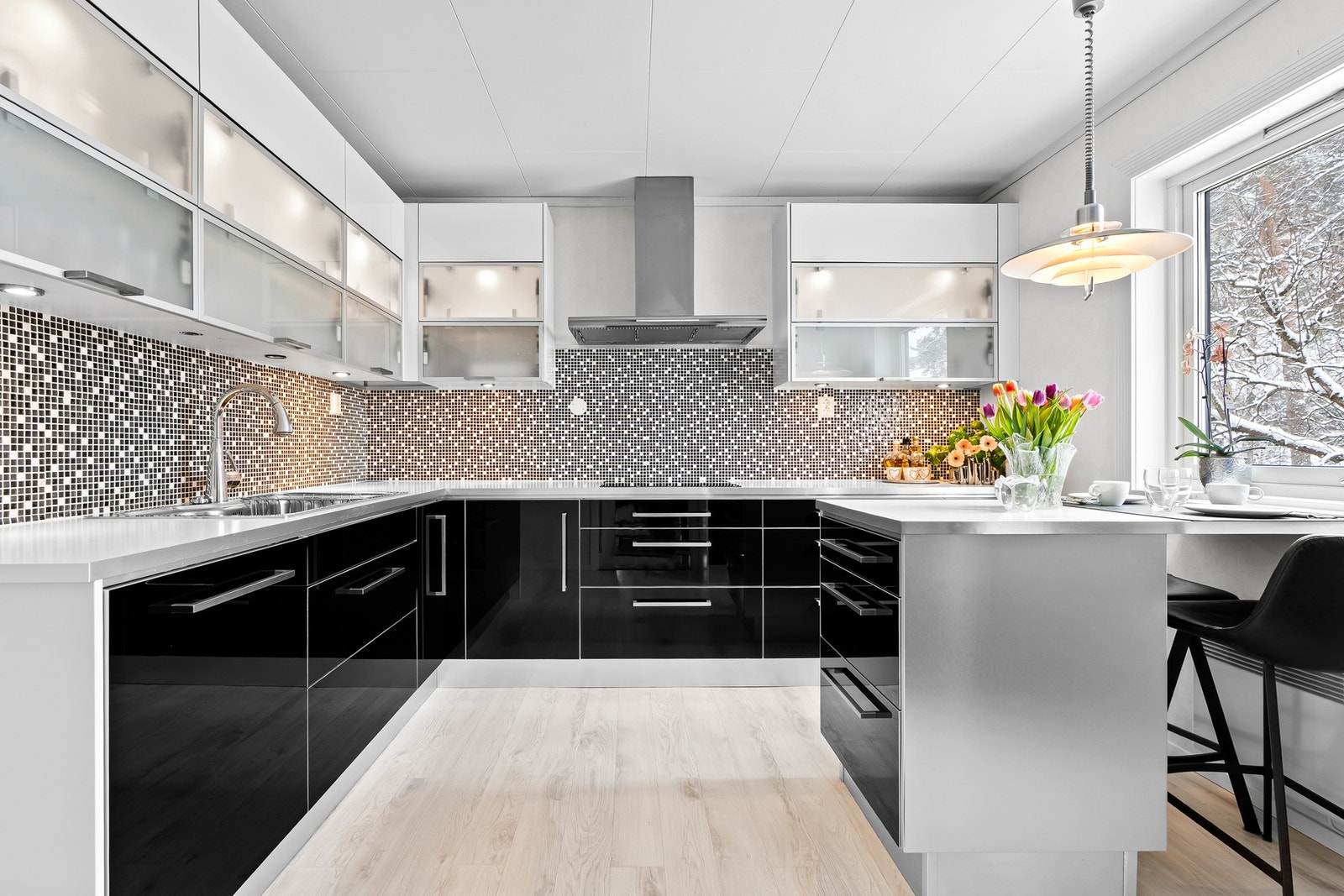 Kjøkkenet har integrerte hvitevarer som komfyr, mikrobølgeovn, oppvaskmaskin og kjøl/frys som medfølger. Galleribilde