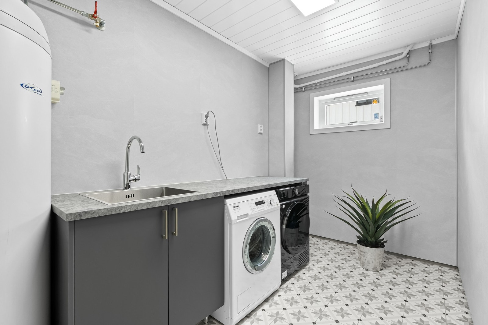 Praktisk vaskerom med opplegg for vaskemaskin og tørketrommel. Galleribilde