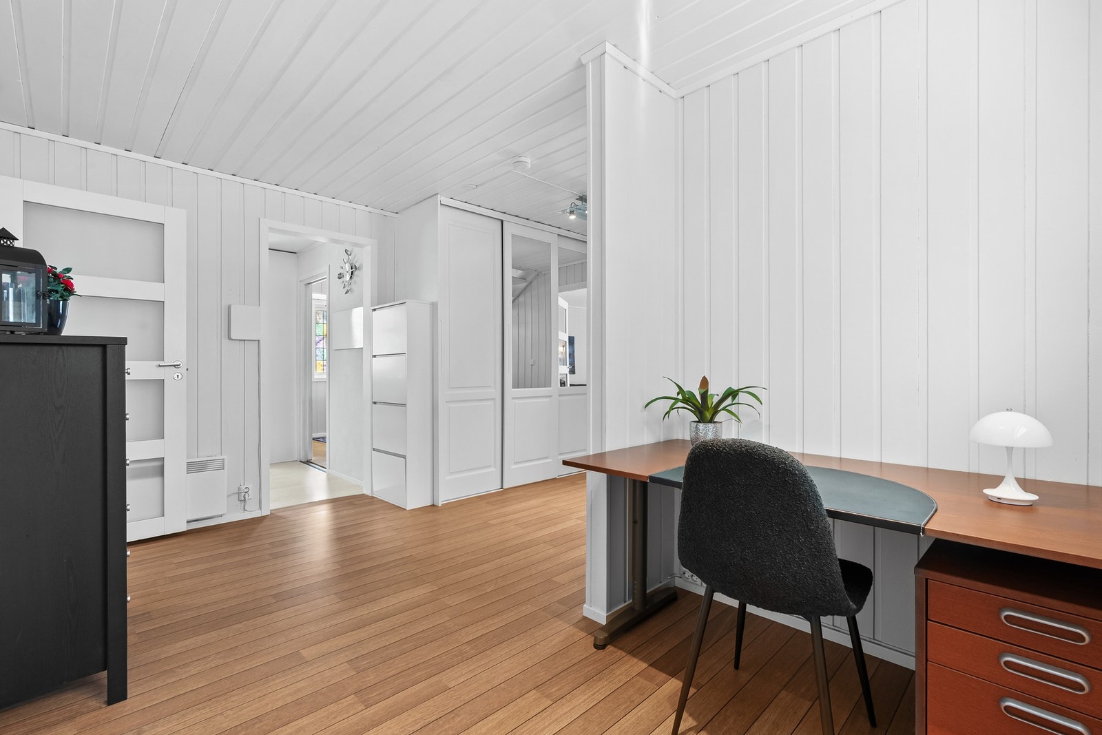 Boligen har en romslig hall med ulike bruksområder. Galleribilde