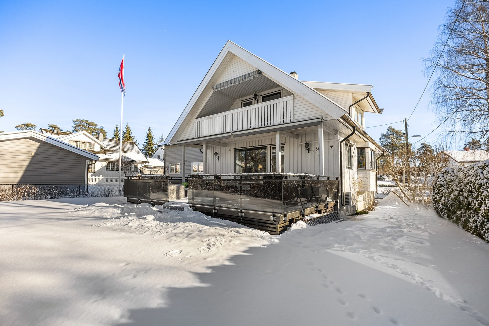 Flott familiebolig med solrike uteplasser Galleribilde