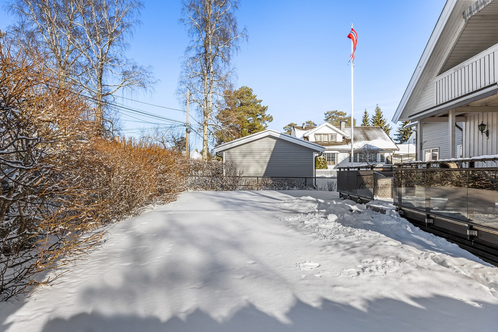 Stor usjenert hage med mye boltreplass Galleribilde