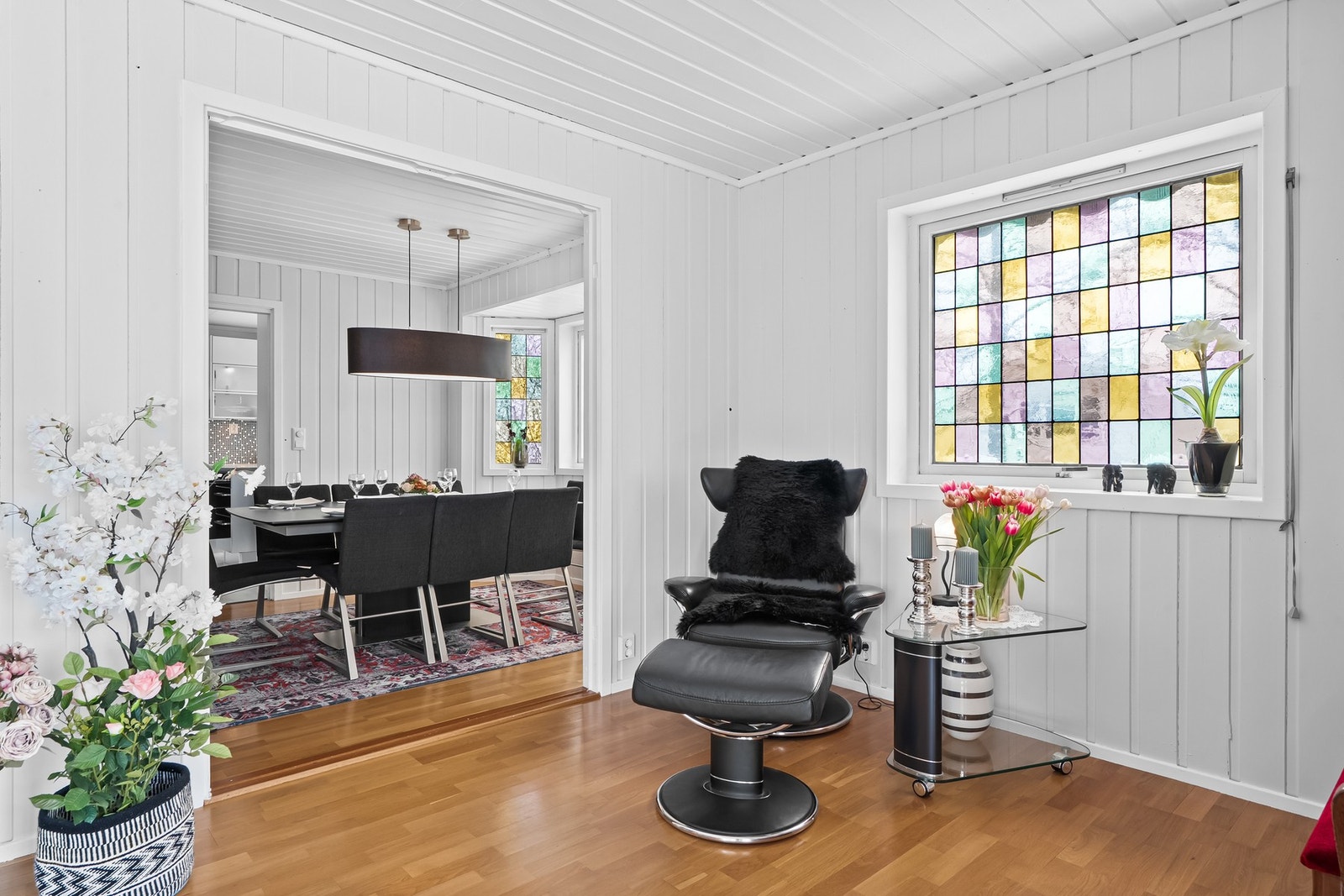 Spisestue i eget rom med tilknytning til kjøkken. Galleribilde