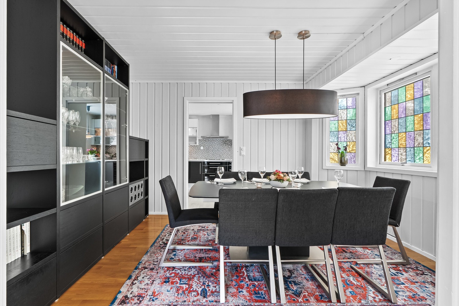 Spisestuen ligger i tilknytning til kjøkkenet Galleribilde