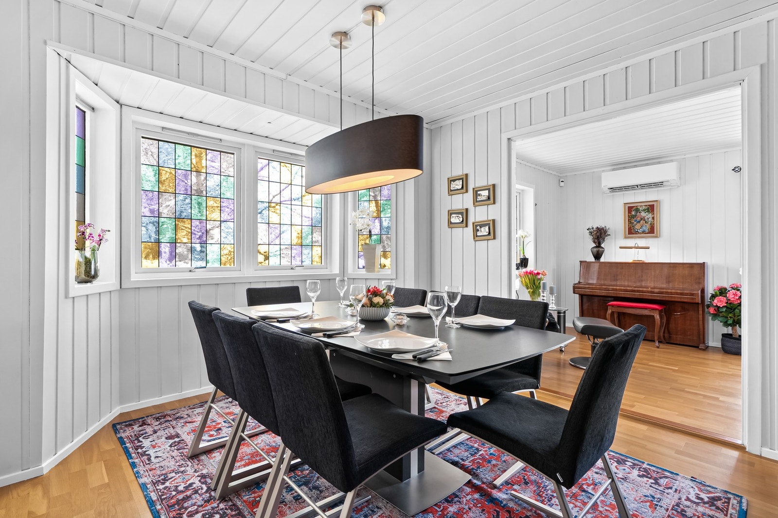 Rommet er tilpasset for å romme spisebord og gir god plass til møblering. Galleribilde