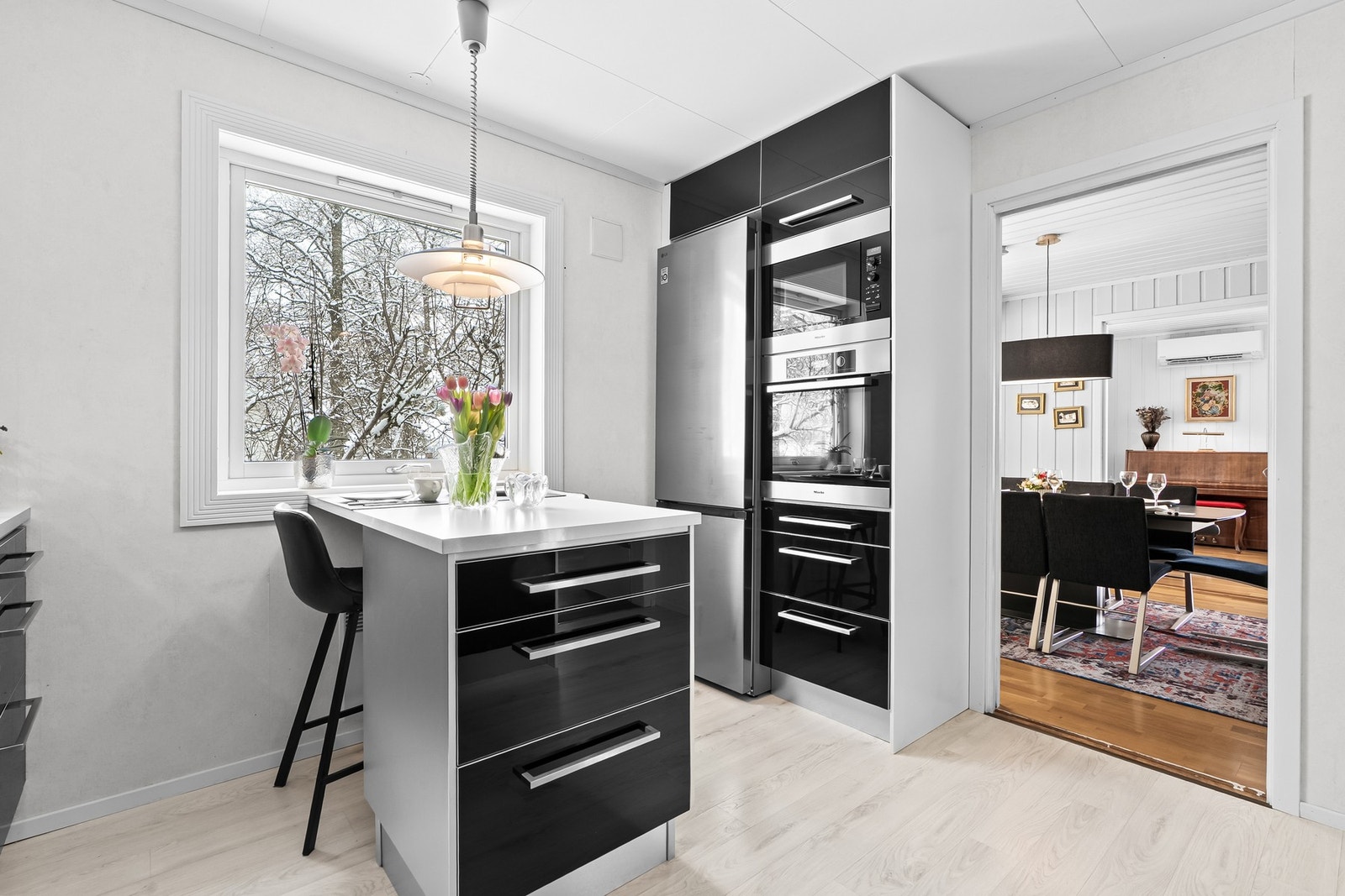 Praktisk utformet kjøkken med god utnyttelse av plassen som skaper et funksjonelt arbeidsområde. Galleribilde