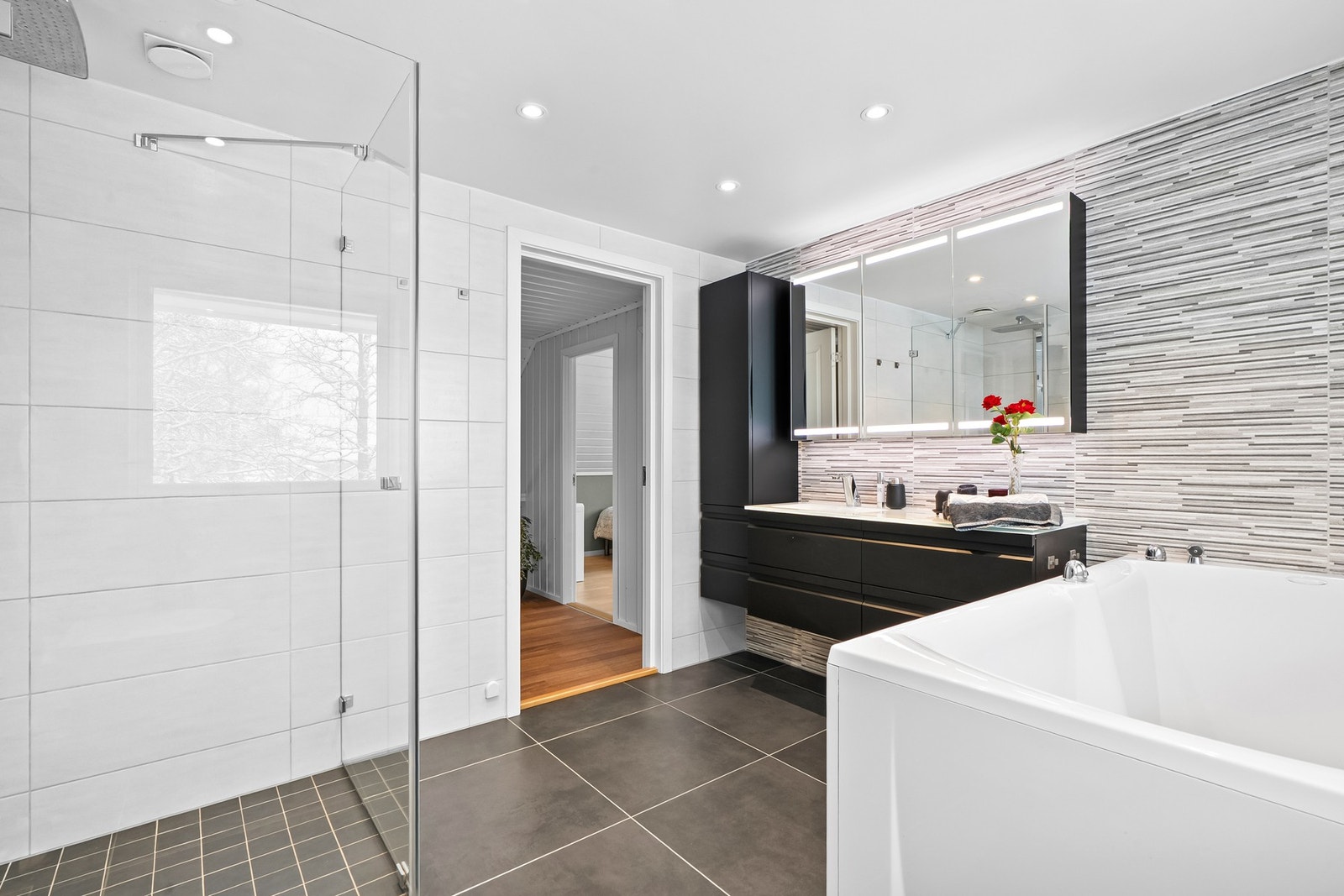 Gulv med varmekabler som gir en behagelig temperatur i rommet. Galleribilde