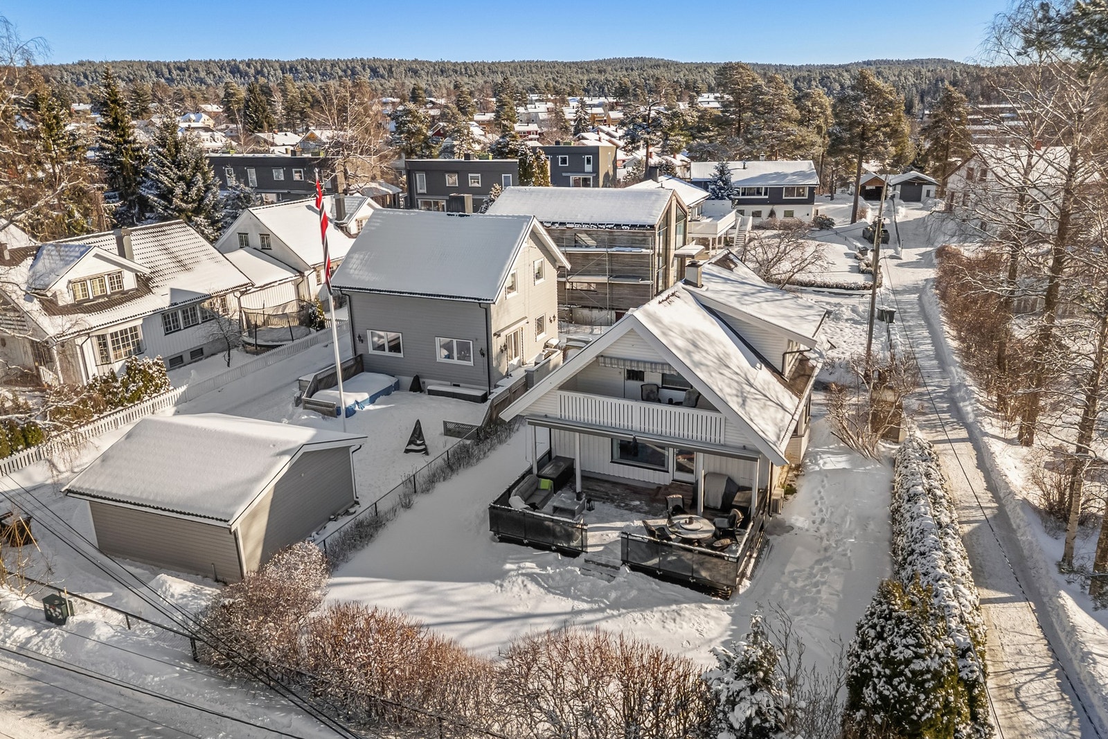 Boligen er sentralt beliggende i et populært og barnevennlig boligområde, på Oppsal. Galleribilde