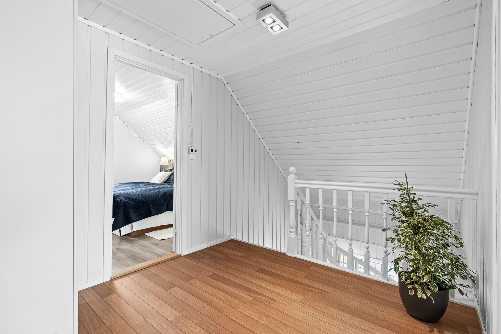 I boligens andre etasje finner vi tre gode soverom og bad Galleribilde