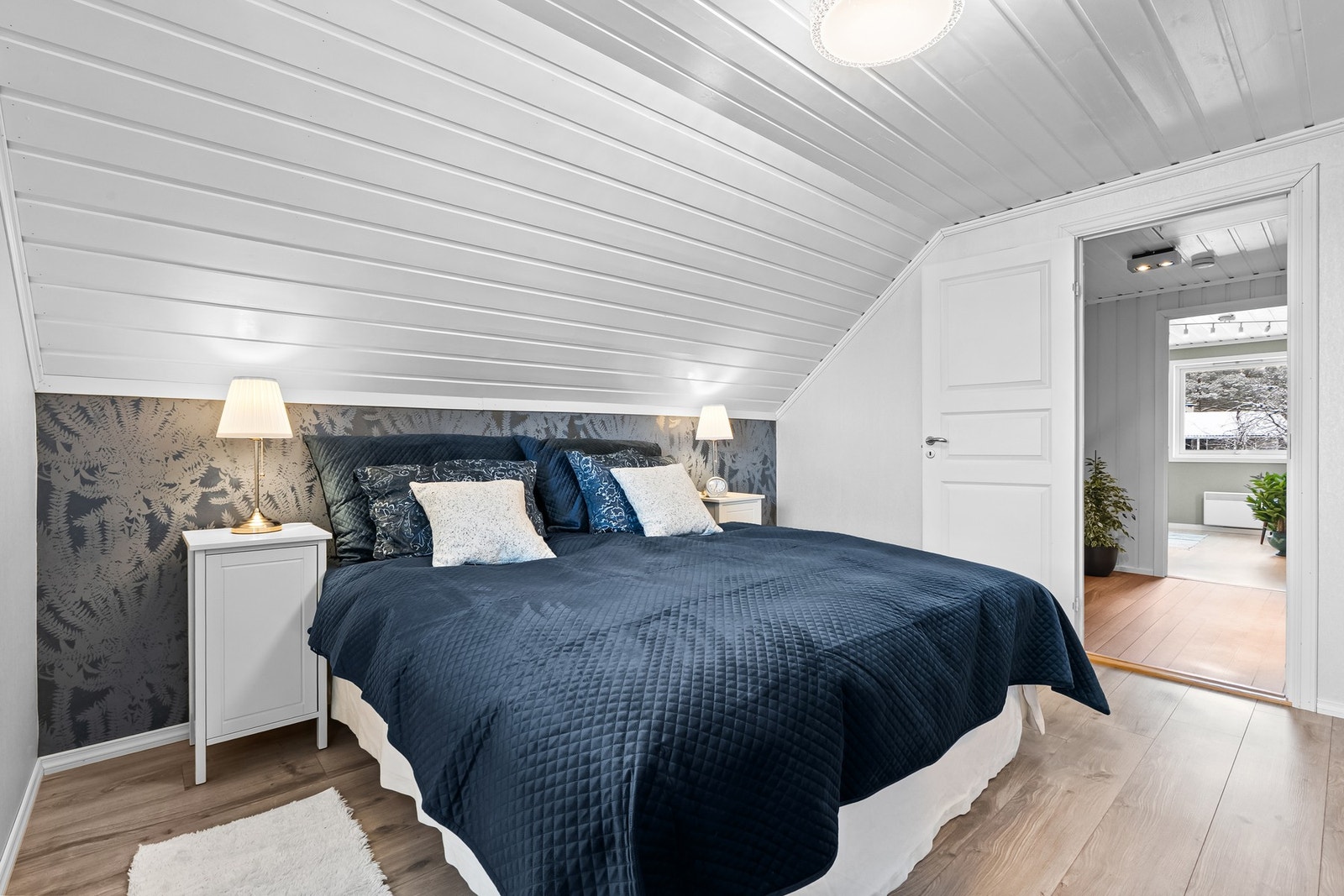 God plass til dobbeltseng og nattbord på hver side. Galleribilde