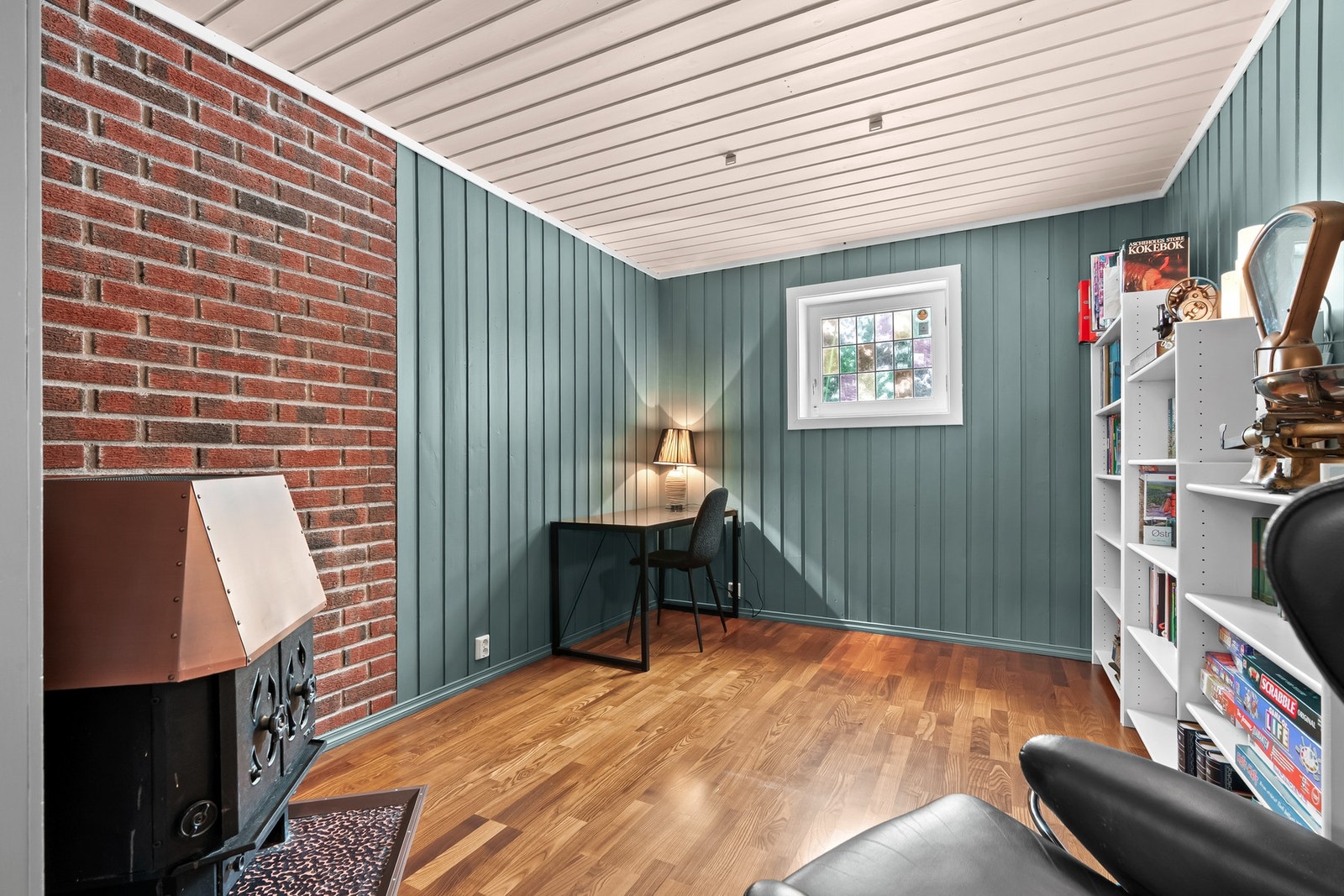 Den stemningsfulle vedovnen sørger for behagelig varme og ekstra hygge på kalde høst- og vinterkvelder. Galleribilde