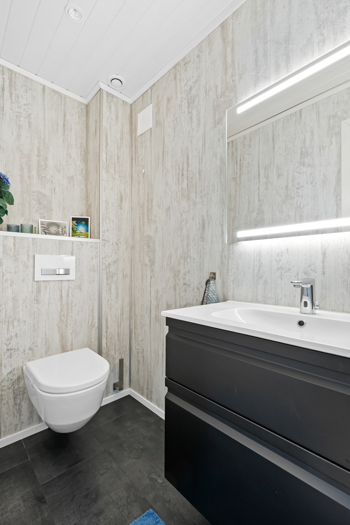 Praktisk separat toalettrom beliggende i hovedetasjen. Galleribilde