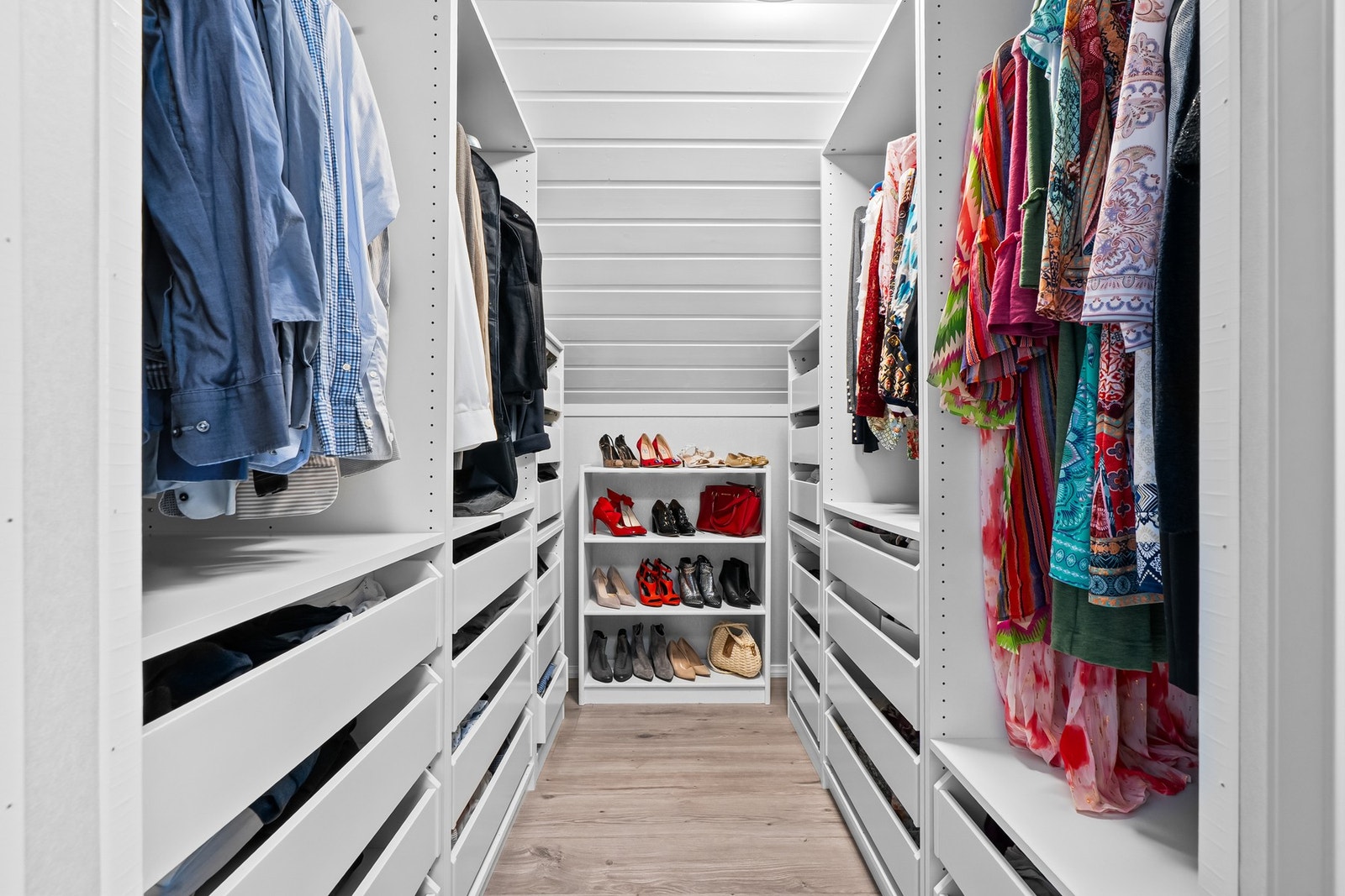 Romslig walk-in closet med god lagringsplass og organisering for klær og sko. Galleribilde