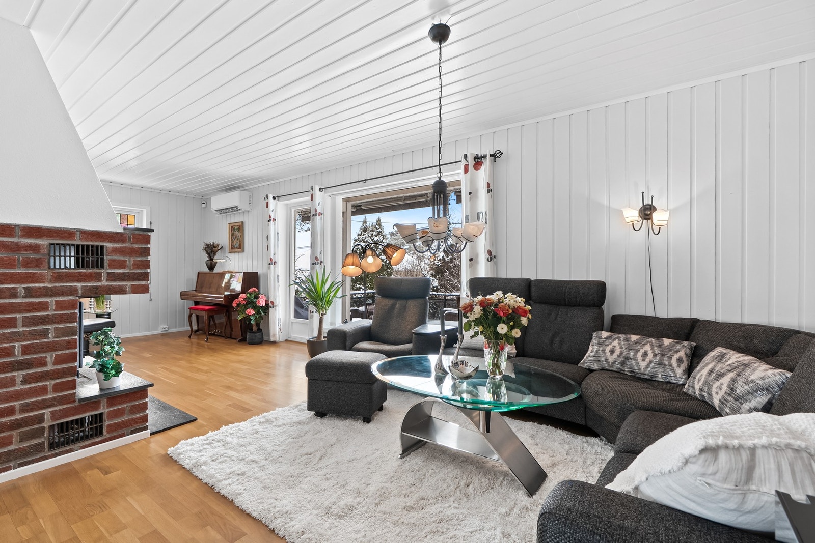 Fra stuen er det utgang til hage og overbygd terrasse. Galleribilde