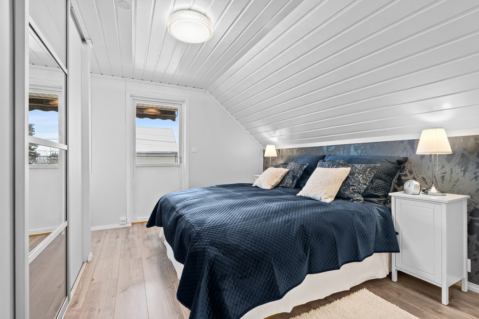 Hovedsoverom av god størrelse med garderobe og utgang til balkong. Galleribilde