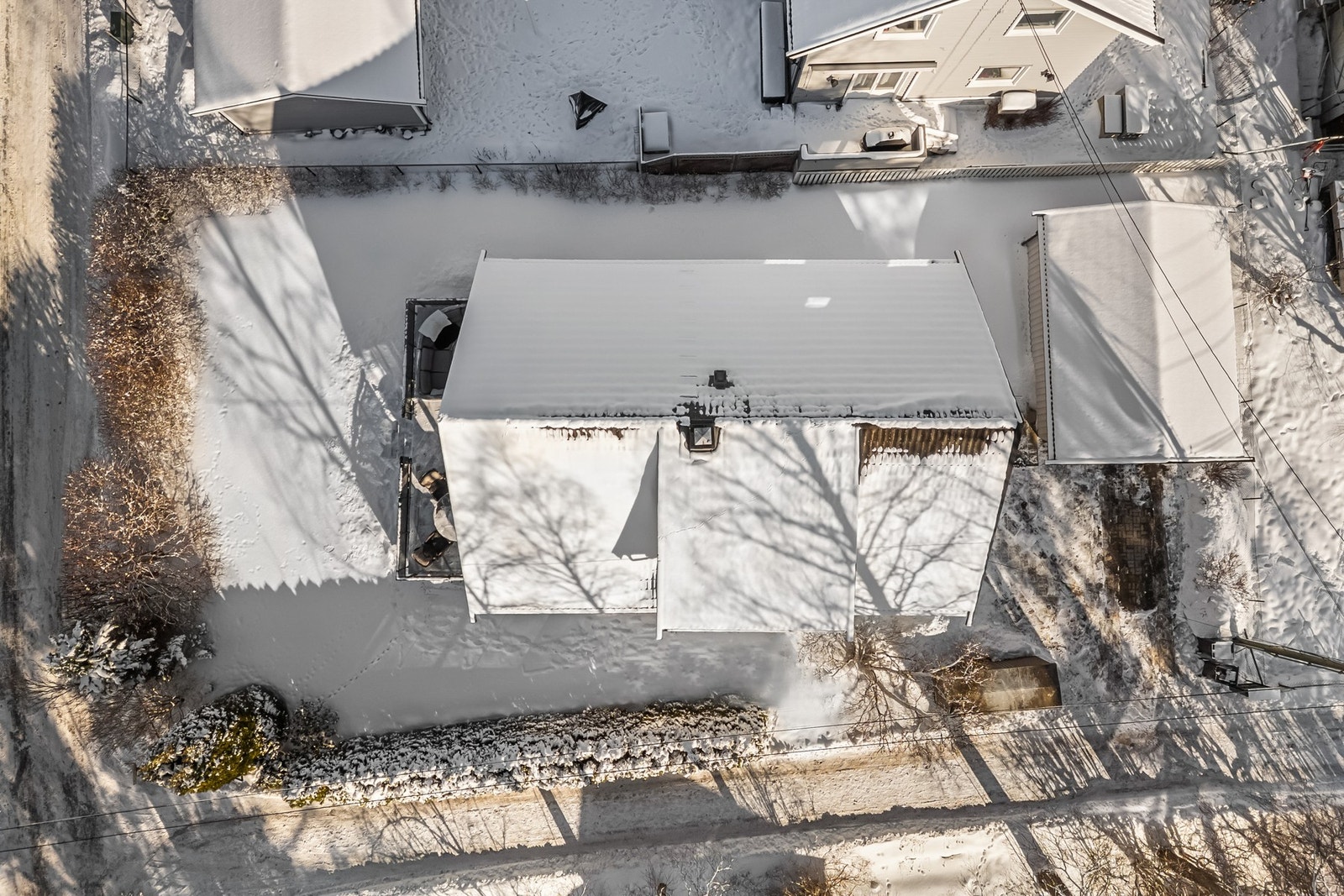 Tomten har et areal på 772,6 m² og er til dels flat. Galleribilde