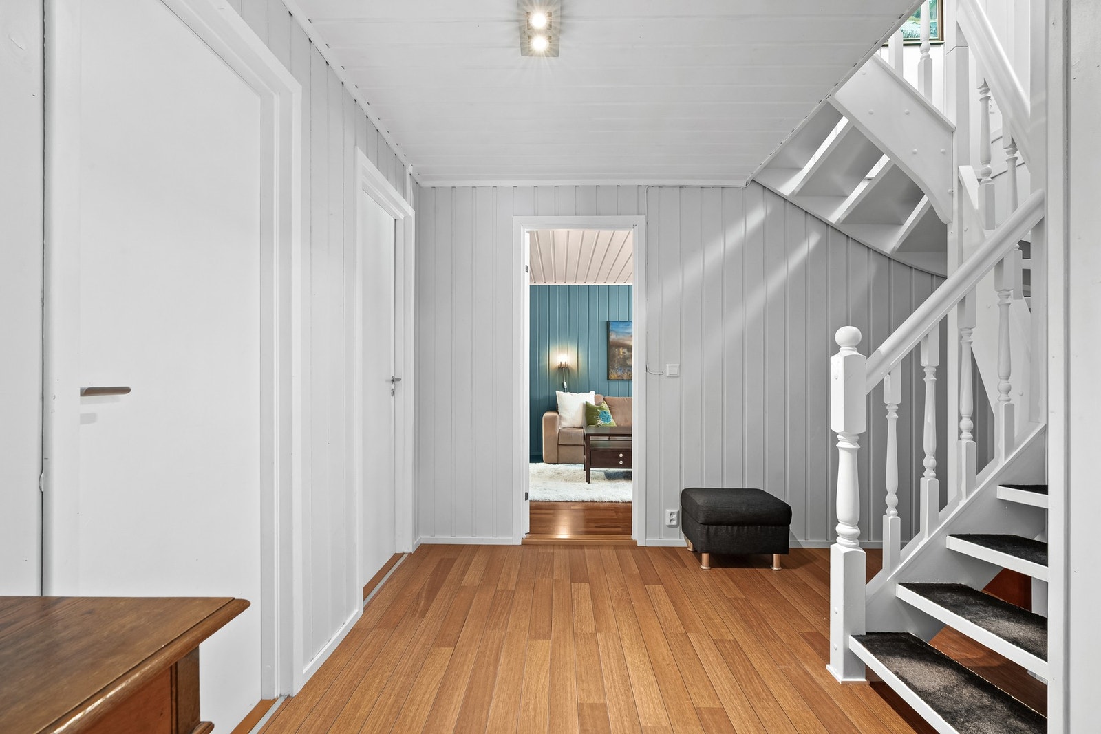 Kjelleretasjen inneholder: Trapperom, vaskerom, kjellerstue og boder. Galleribilde