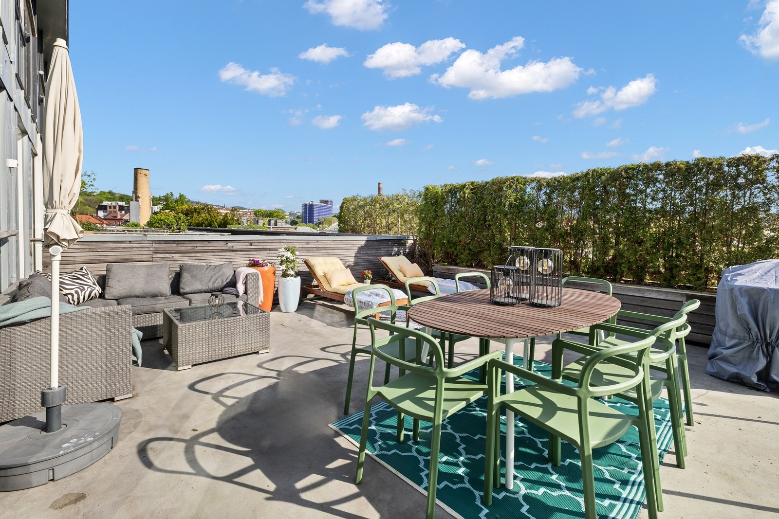 En perfekt uteplass for sosiale sammenkomster i sommerhalvåret. Galleribilde