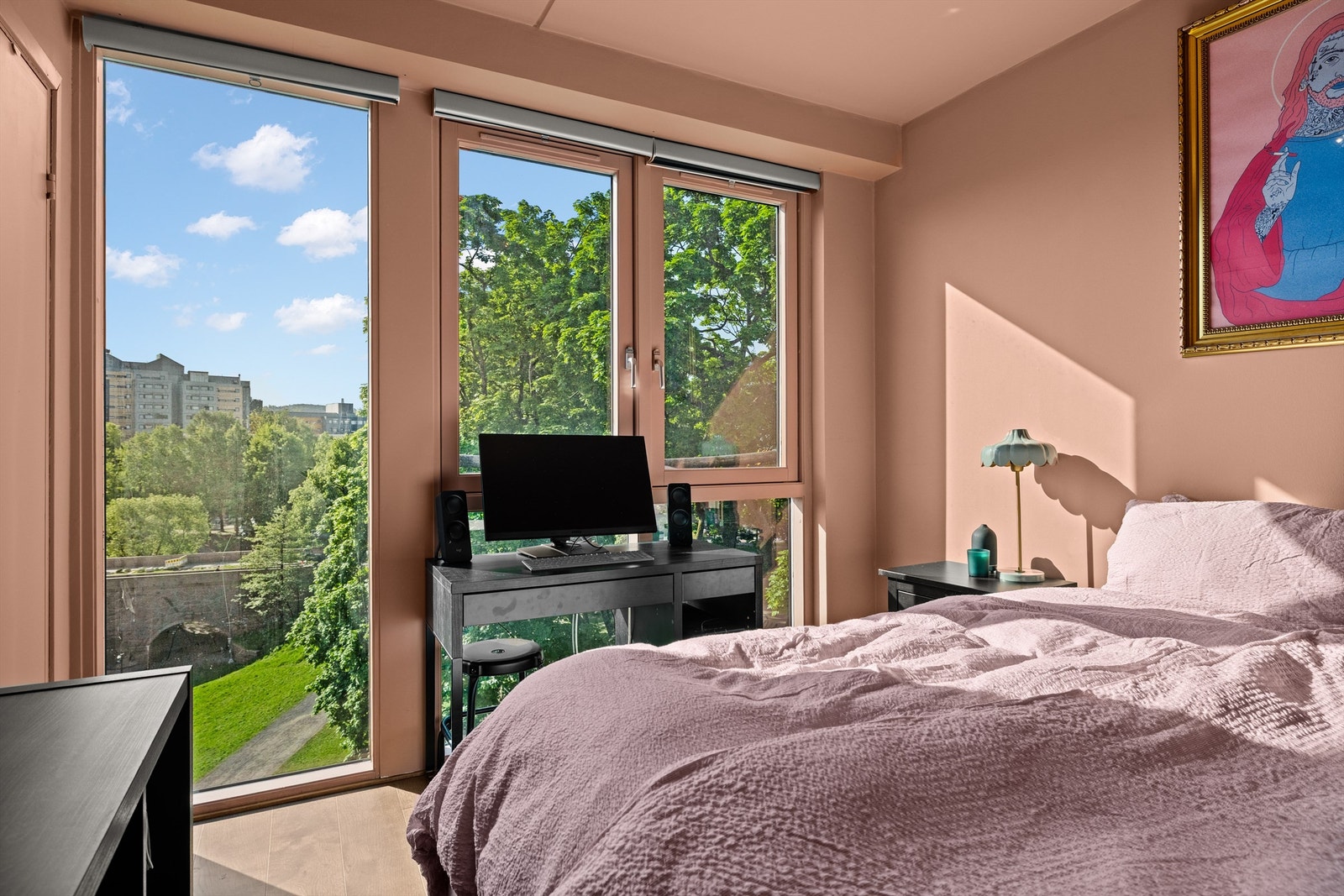 Vinduene gir godt med naturlig lys og hyggelig utsyn. Galleribilde