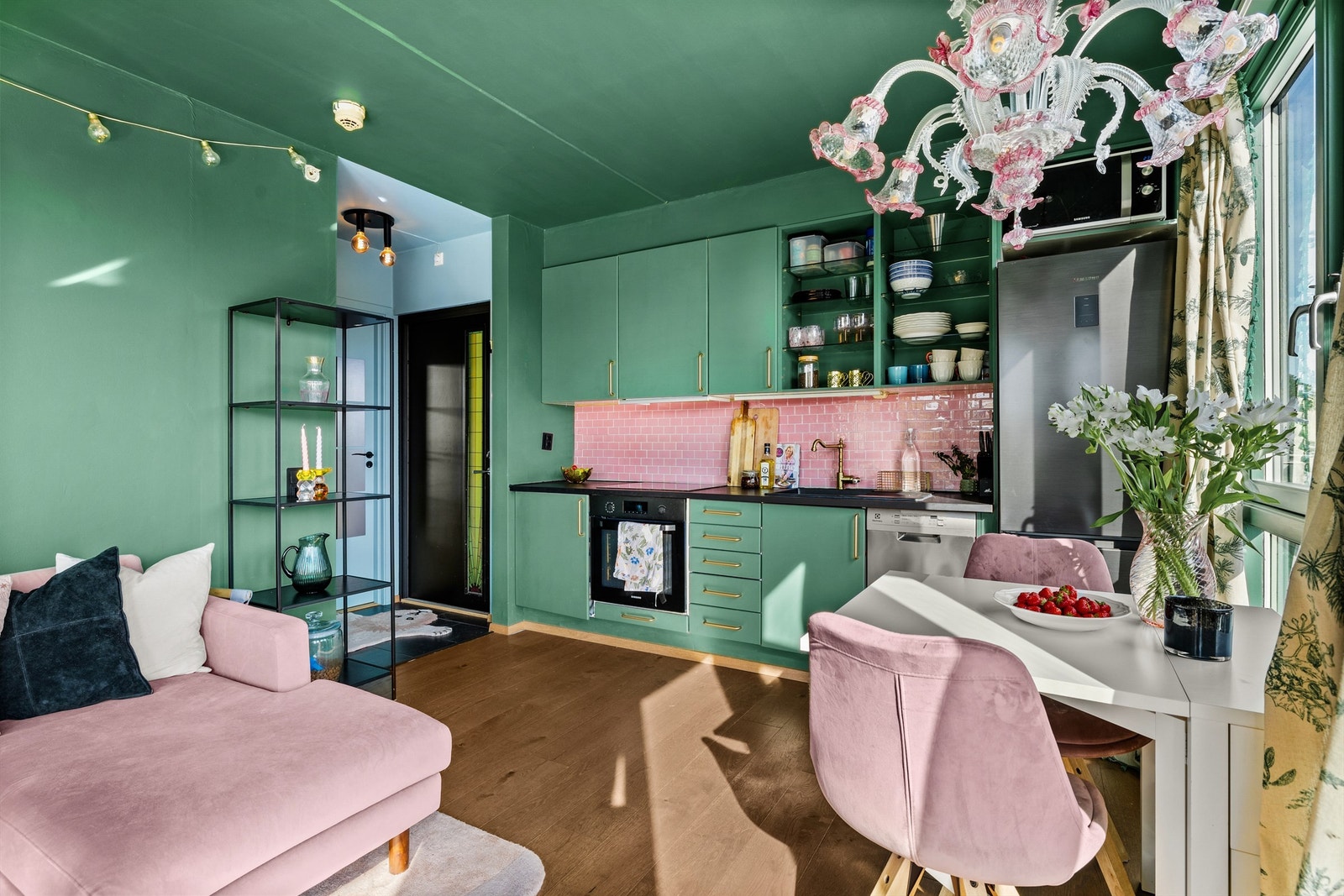 Innredningen består av grønne, slette fronter som matcher resten av overflatene i leiligheten. Galleribilde