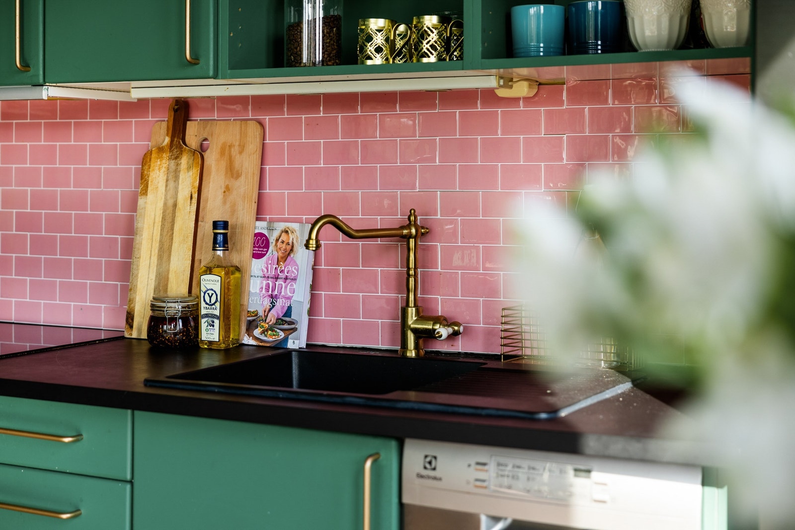 Integrerte hvitevarer som oppvaskmaskin, stekeovn, platetopp og kjøl/frys. Det er godt med både skap- og benkeplass. Galleribilde