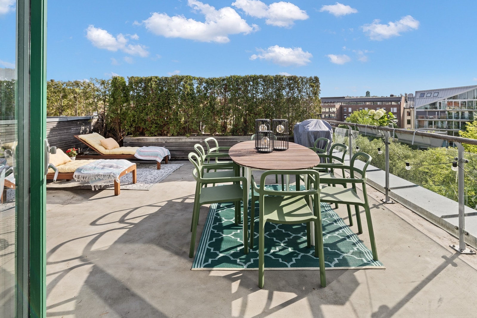 Fra stuen er det utgang til den private terrassen på hele 32 kvm. Galleribilde