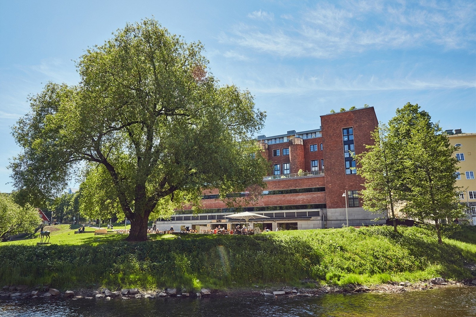 Bo med svært god beliggenhet helt inntil Akerselva, med bro rett over til Grünerløkka. Galleribilde