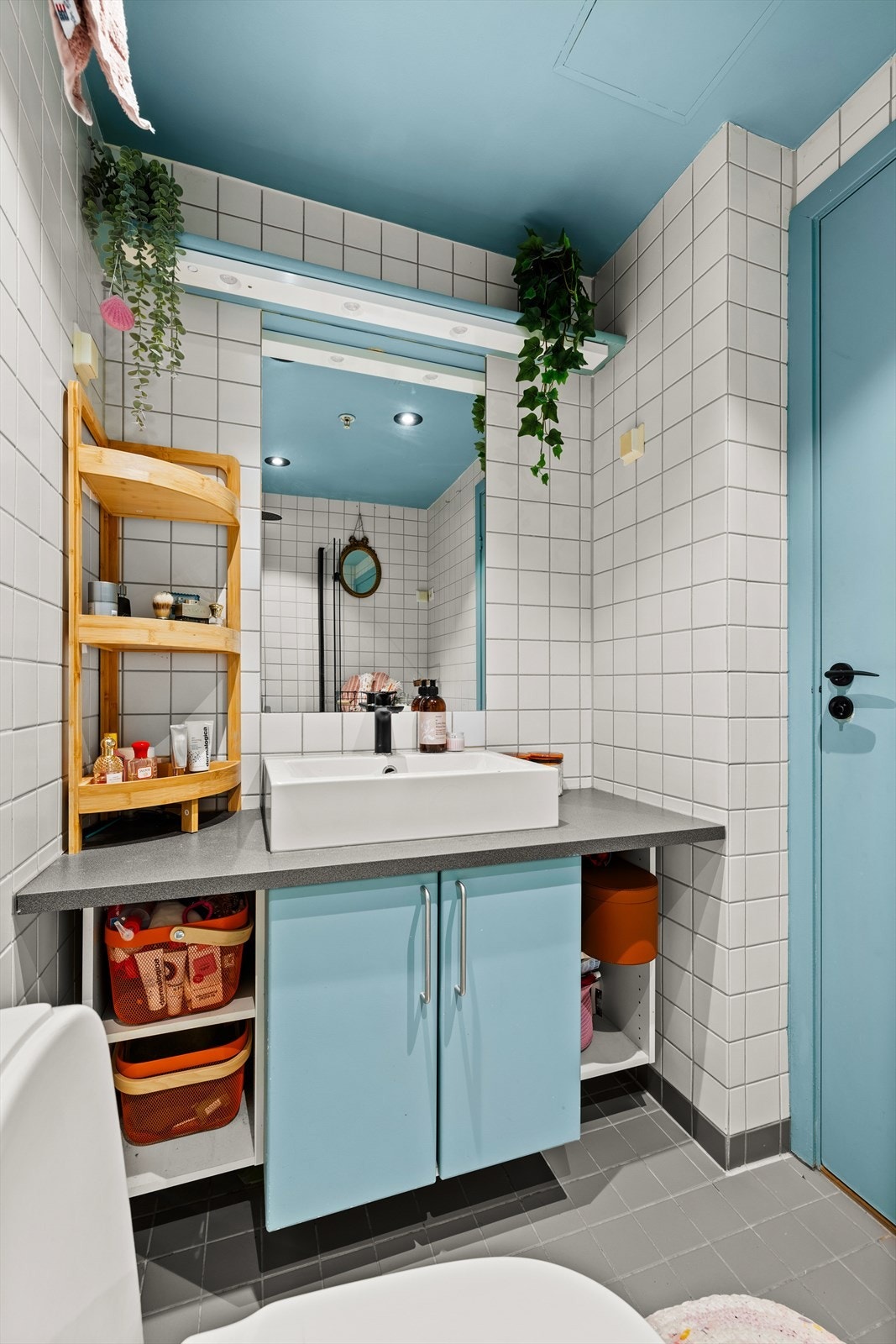 Baderommet fremstår som moderne og funksjonelt, med god belysning og balansert ventilasjon Galleribilde