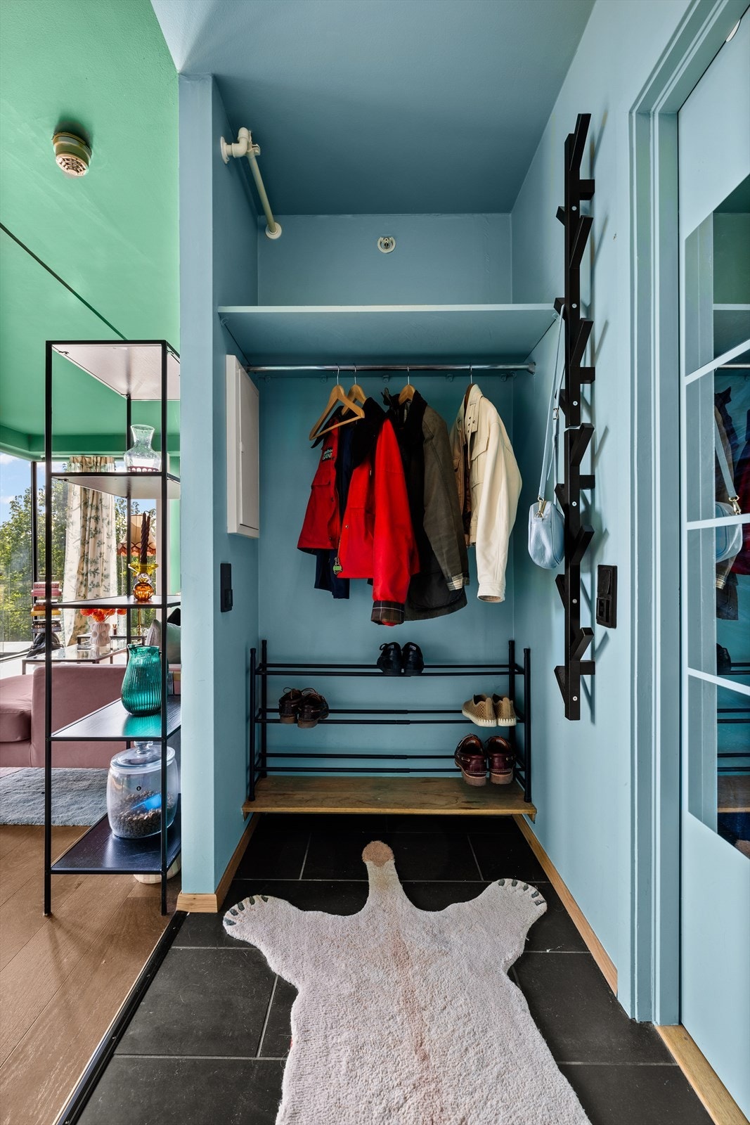 Lys og innbydende entré med plass til garderobeløsning. Galleribilde