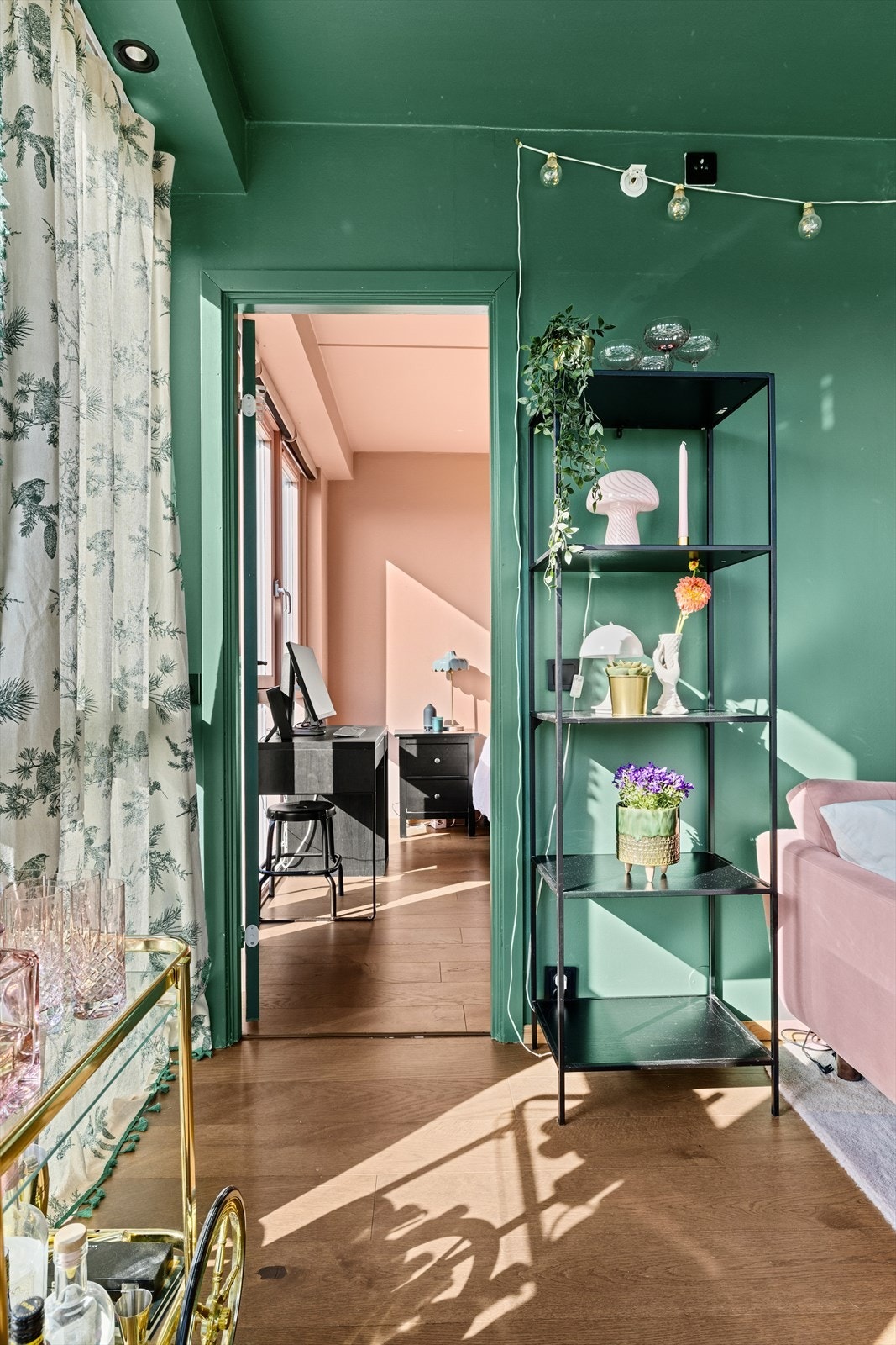 I bakkant av stuen finner du boligens soverom. Galleribilde