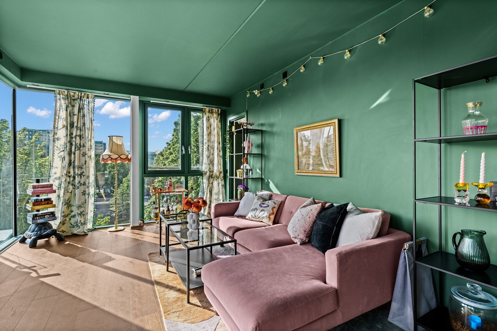 Åpen og luftig stue med god plass til sofagruppe og spisebord. Galleribilde