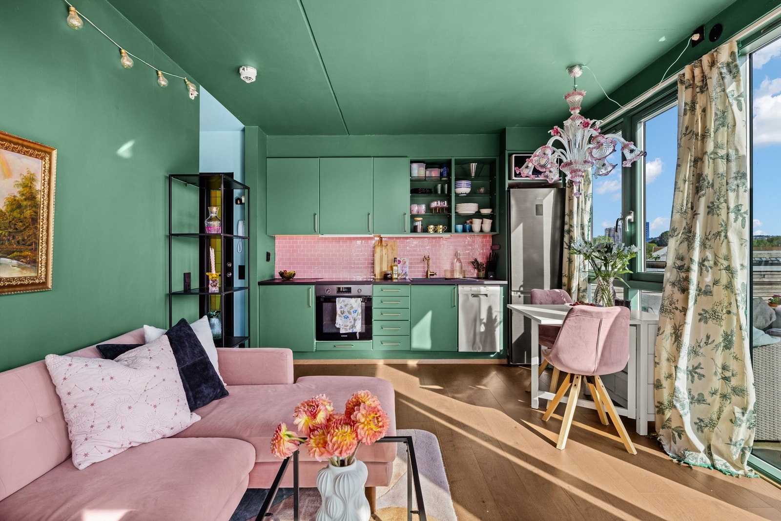 Kjøkkenet ligger i åpen løsning mot stuen og har en moderne og praktisk utforming. Galleribilde