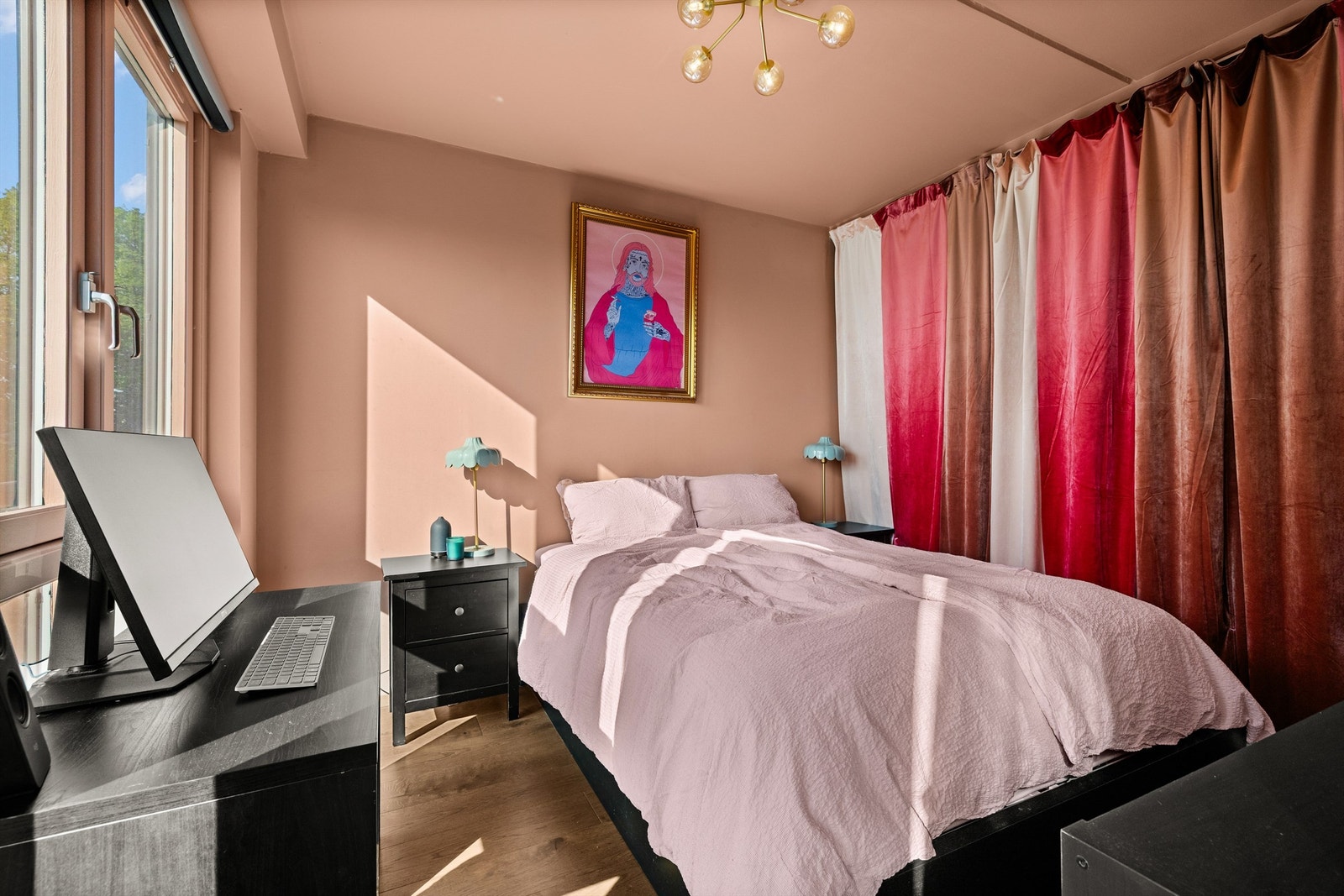 Soverommet har plass til både dobbeltseng og garderobeløsning. Galleribilde