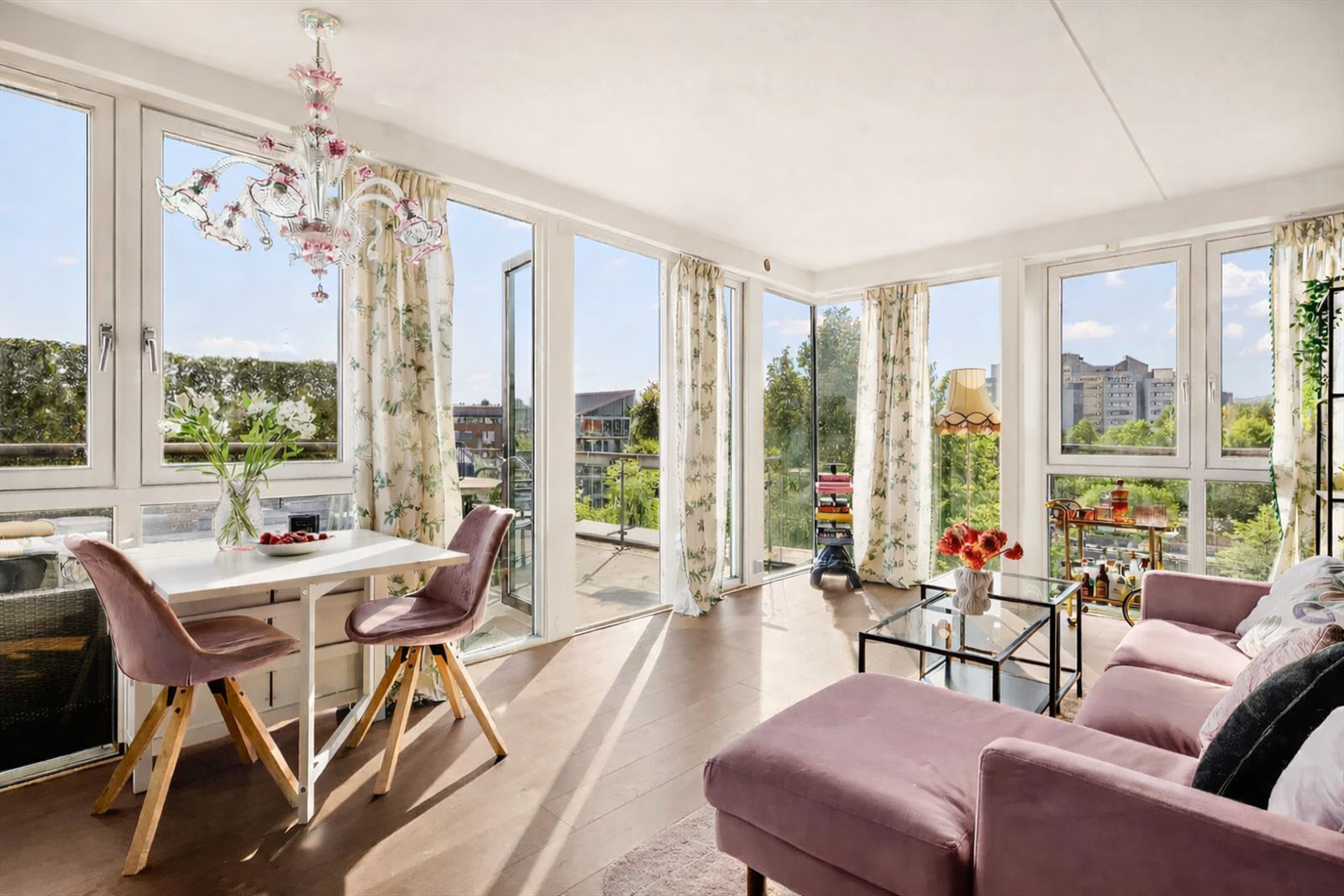 Leiligheten kan også males i andre, lysere farger. Bildet er digitalt redigert ved hjelp av AI (kunstig intelligens) for å illustrere alternative farger i leiligheten. Endringene er kun ment som inspirasjon og kan ikke betraktes som eksakte. Galleribilde