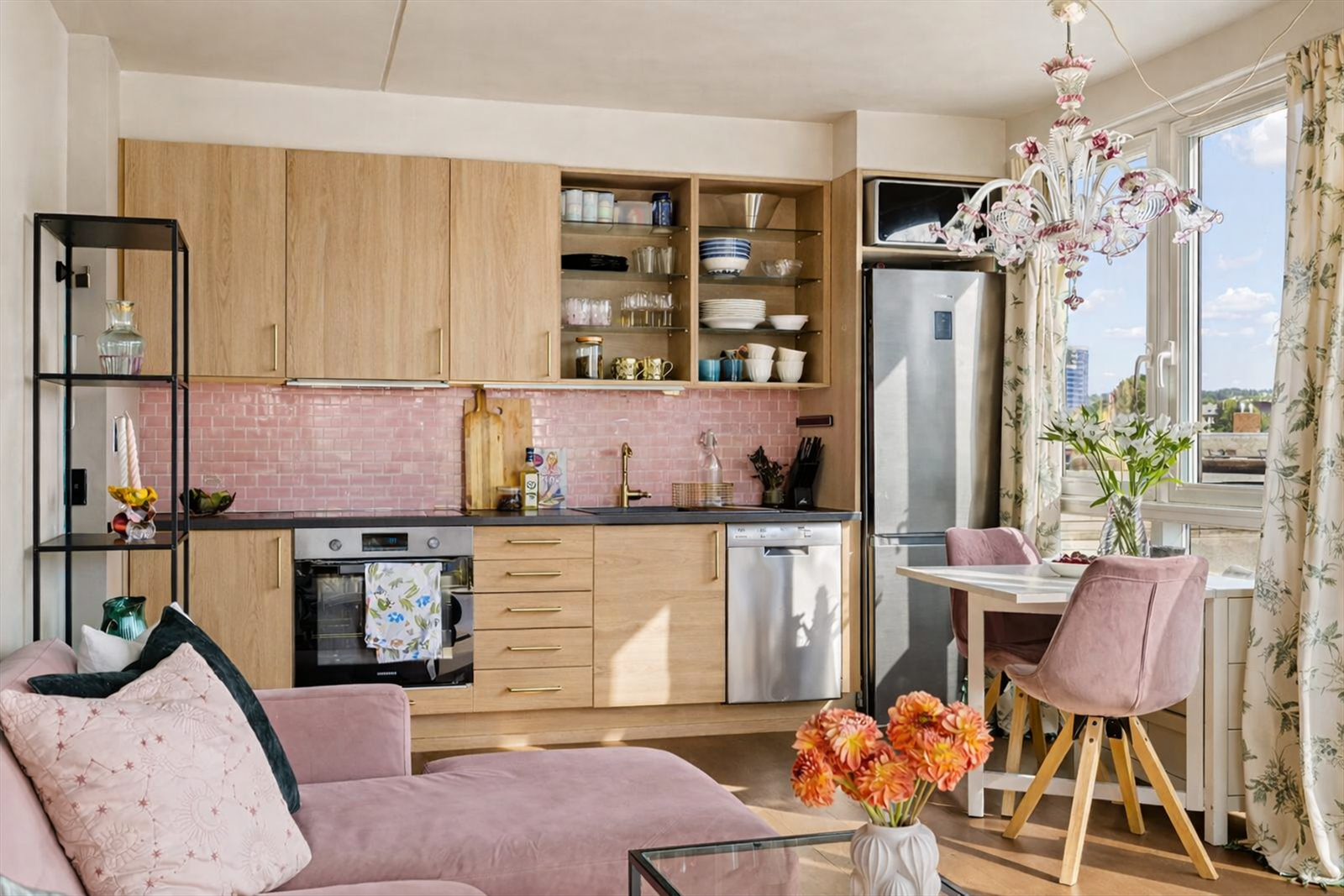 Bildet er digitalt redigert ved hjelp av AI (kunstig intelligens) for å illustrere alternative farger i leiligheten. Endringene er kun ment som inspirasjon og kan ikke betraktes som eksakte. Galleribilde