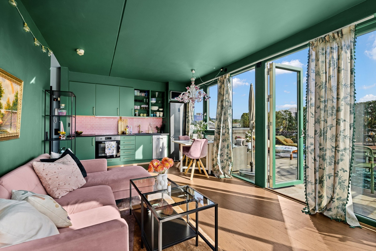 Store vindusflater fra gulv til tak som gir rommet gode lysforhold og flott utsyn over Ankerparken og Akerselven. Galleribilde