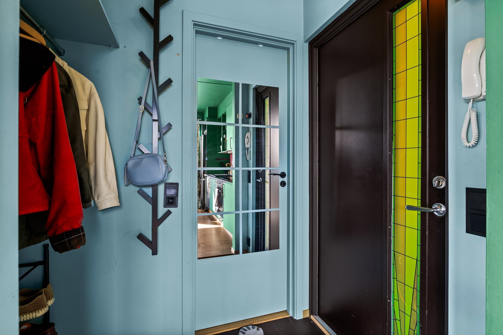 Fra entréen får man et godt førsteinntrykk av boligen, og praktisk tilkomst til både bad og oppholdsrom. Galleribilde