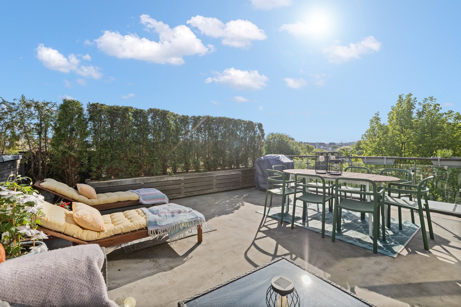 Terrassen har god plass til både spiseplass og sittegruppe, og har gode solforhold store deler av dagen. Galleribilde