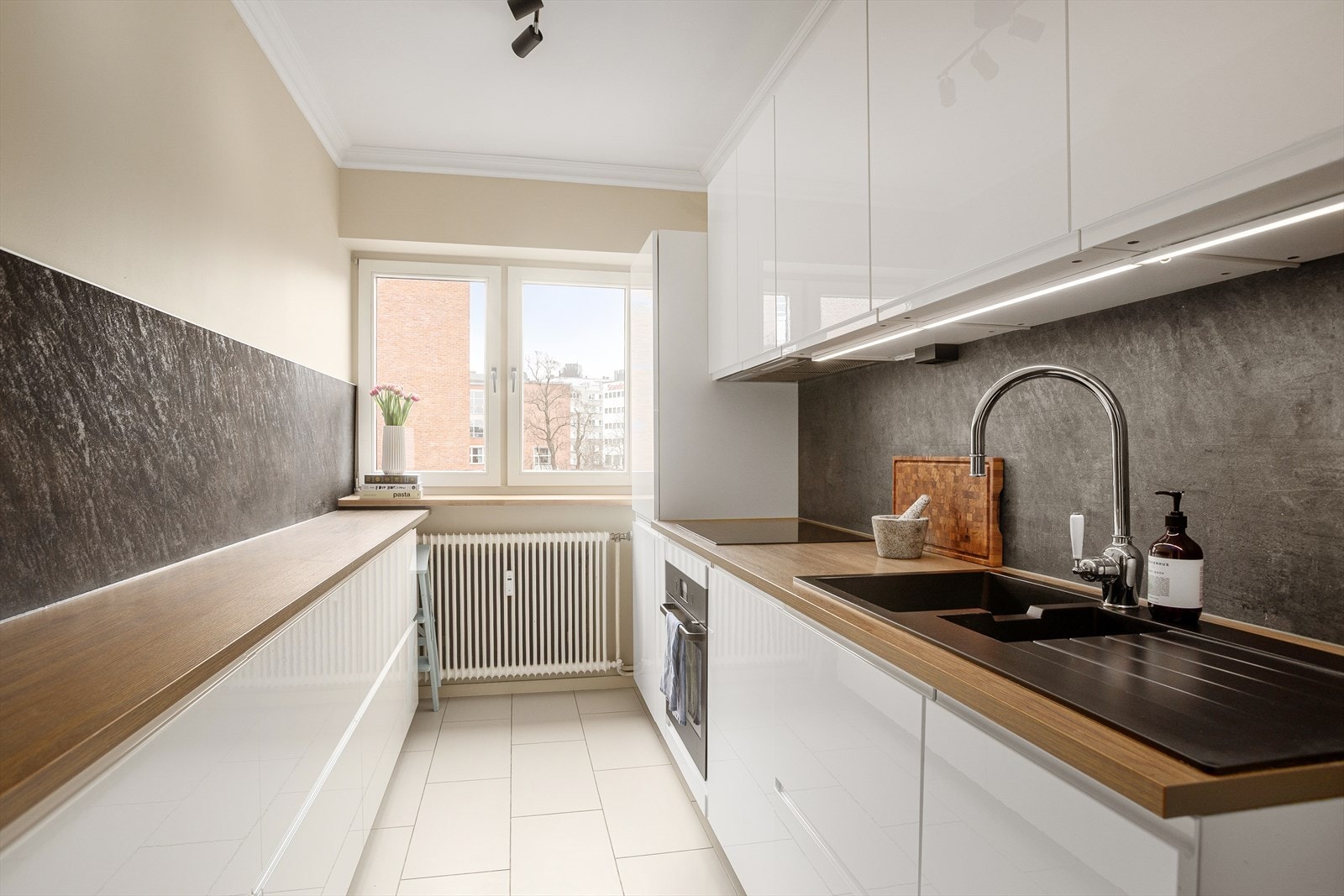 Separat kjøkken med tidsriktig kjøkkeninnredning og integrerte hvitevarer, pusset opp i 2019. Galleribilde