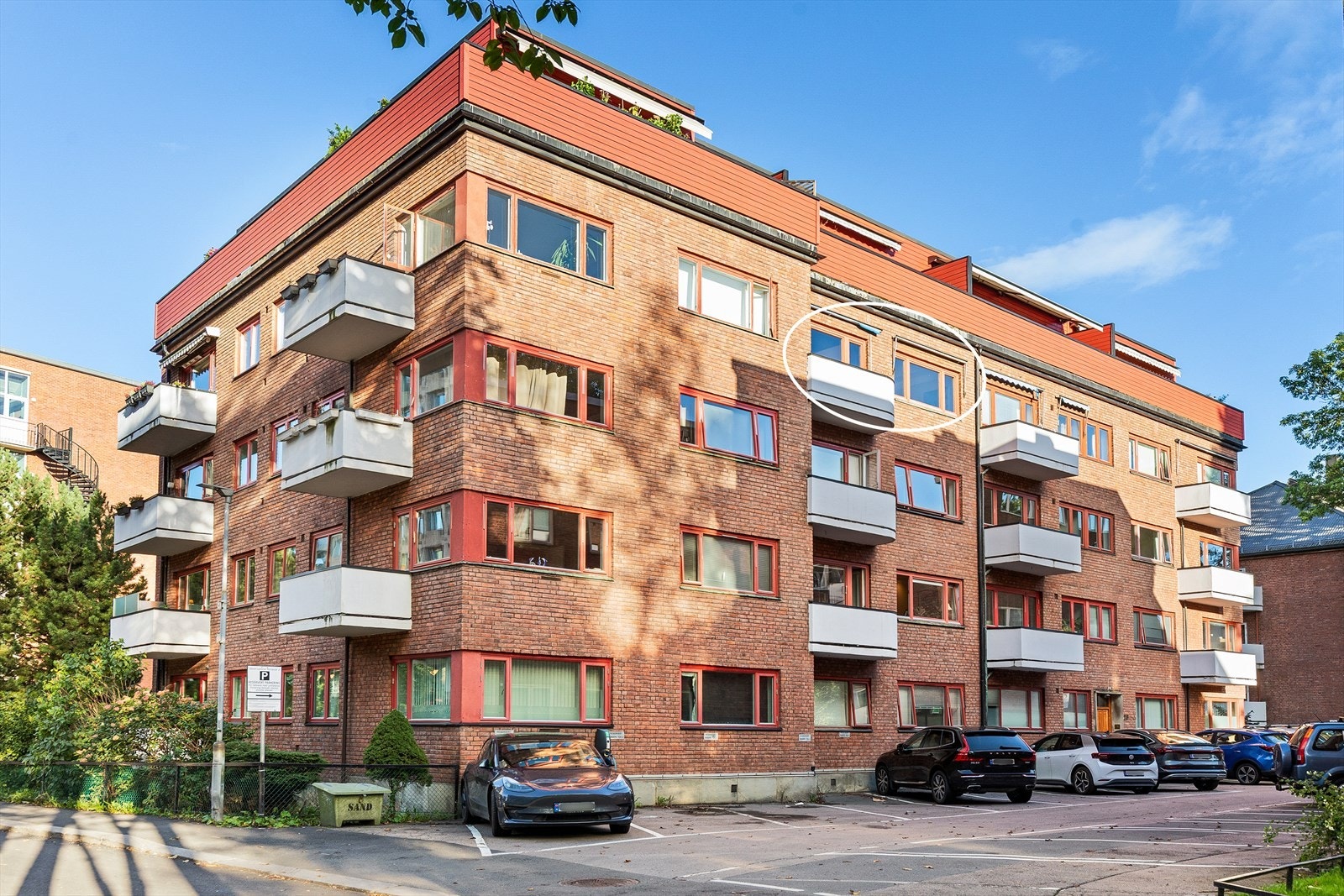 Leiligheten ligger fint plassert i 4. etasje. Sameiet eier 14 biloppstillingsplasser som leies ut etter ansiennitet. Galleribilde