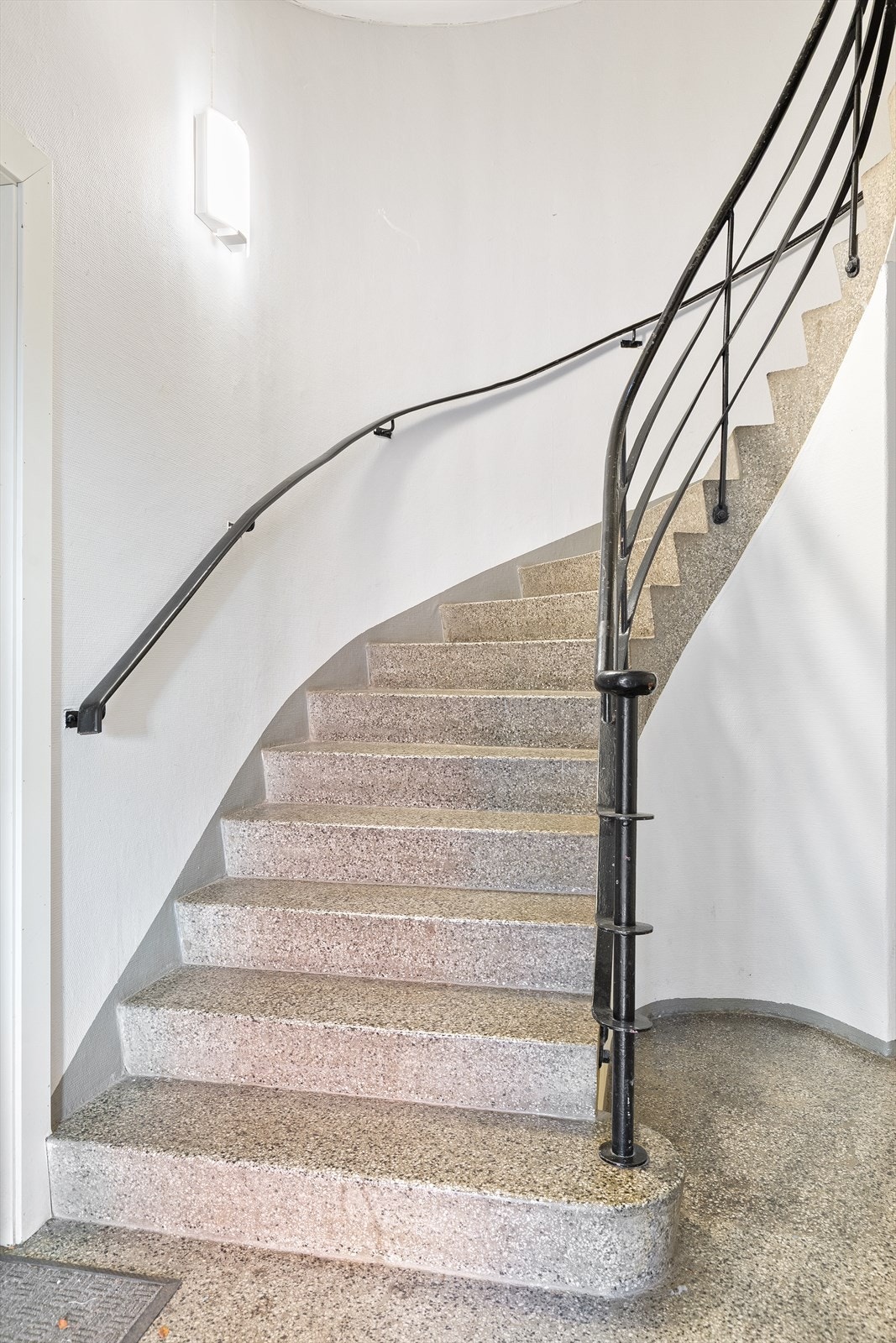 Sameiet har velholdte oppganger, men det er innhentet flere tilbud fra arkitekter på oppgraderinger. Ikke avklart når en slik modernisering vil gjennomføres pt. Galleribilde