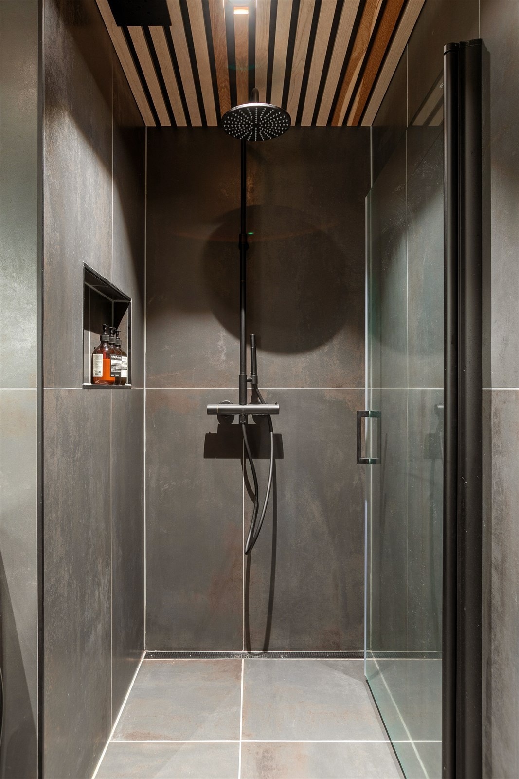 Stor dusjnisje med regnfallsdusj. Galleribilde