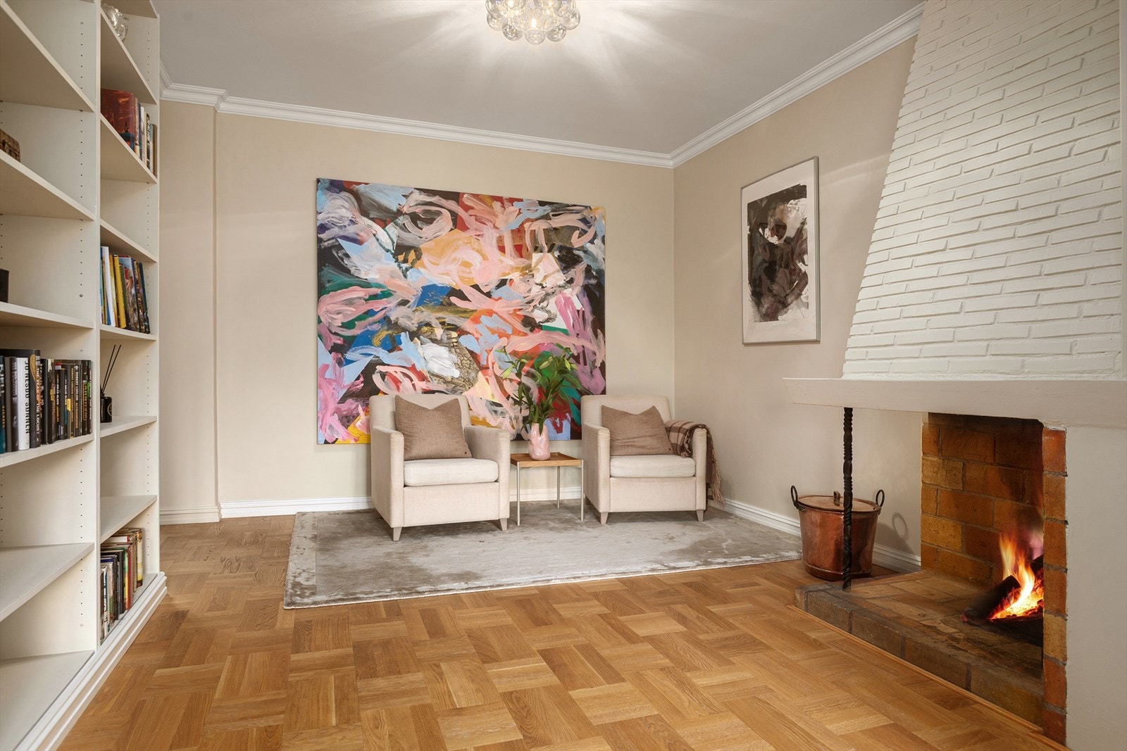 Hyggelig peisestue med varmende og sjarmerende ildsted. Galleribilde