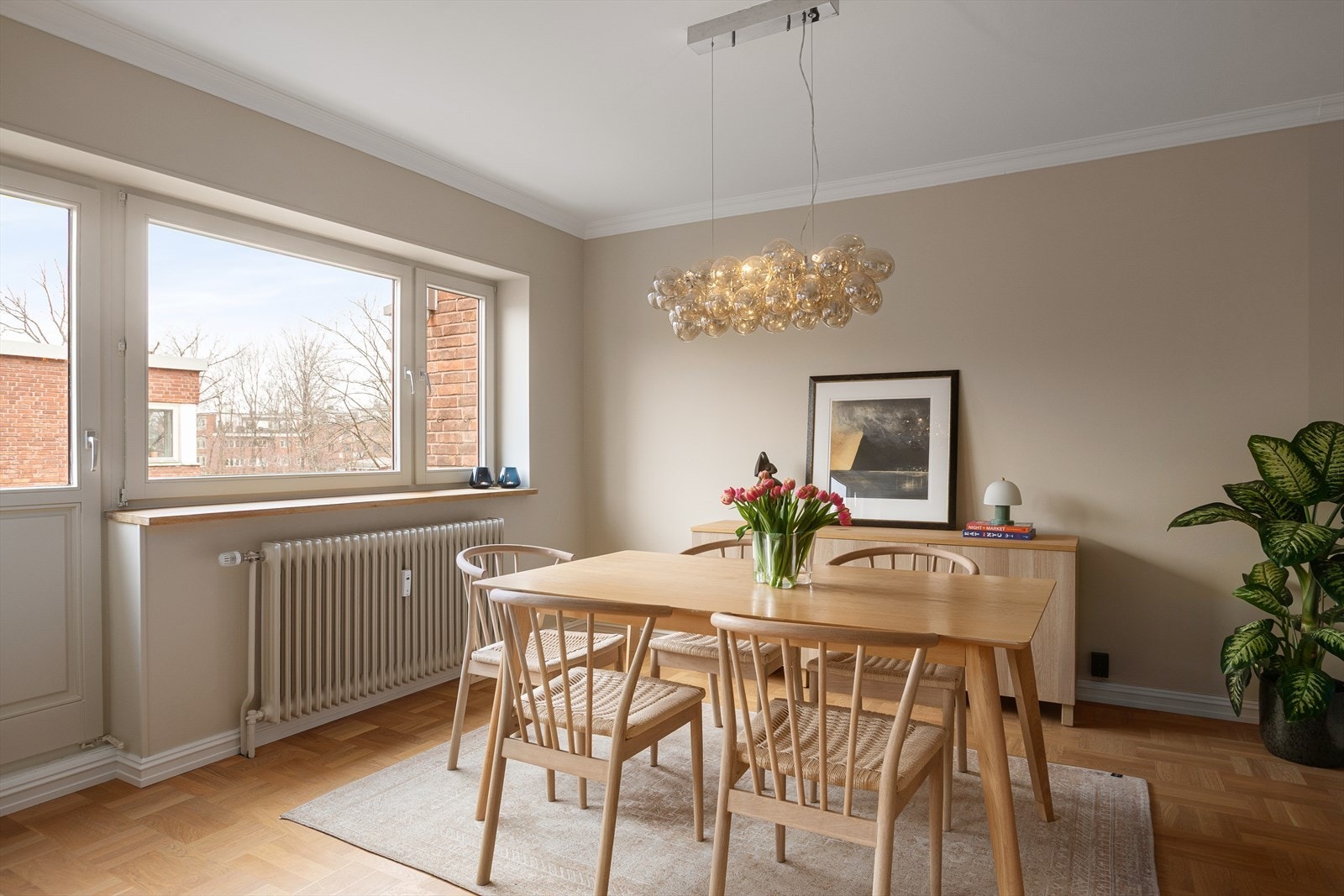 Leiligheten fremstår tidsriktig og moderne med delikate fargevalg og flott parkett på gulv. Galleribilde