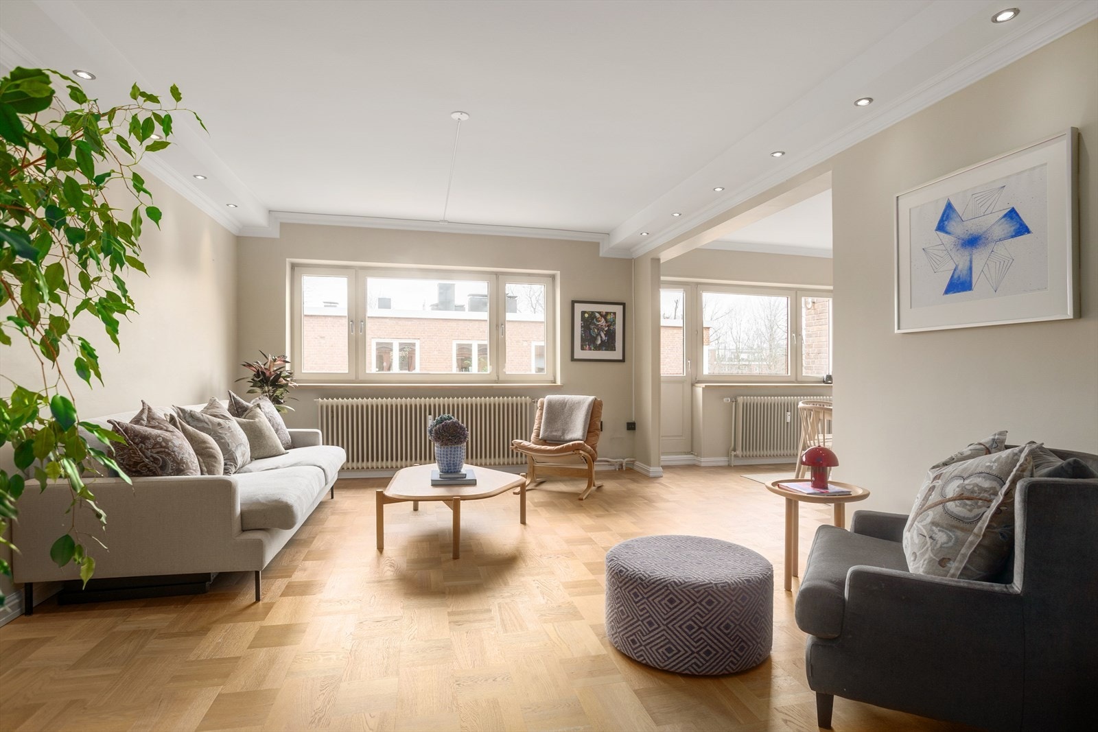 Boligen ble vesentlig oppgradert i 2021. Gulvene i stuen ble avrettet og det ble lagt ny parkett fra Tarkett og overflater ble sparklet og malt. Flere vegger i leiligheten er også malt i 2026. Galleribilde