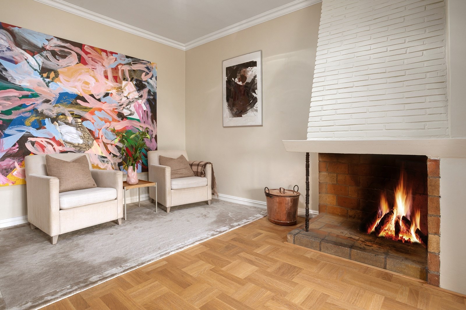 Her kan sene vinterkvelder nytes foran peisen med en god bok eller hyggelig selskap. Galleribilde