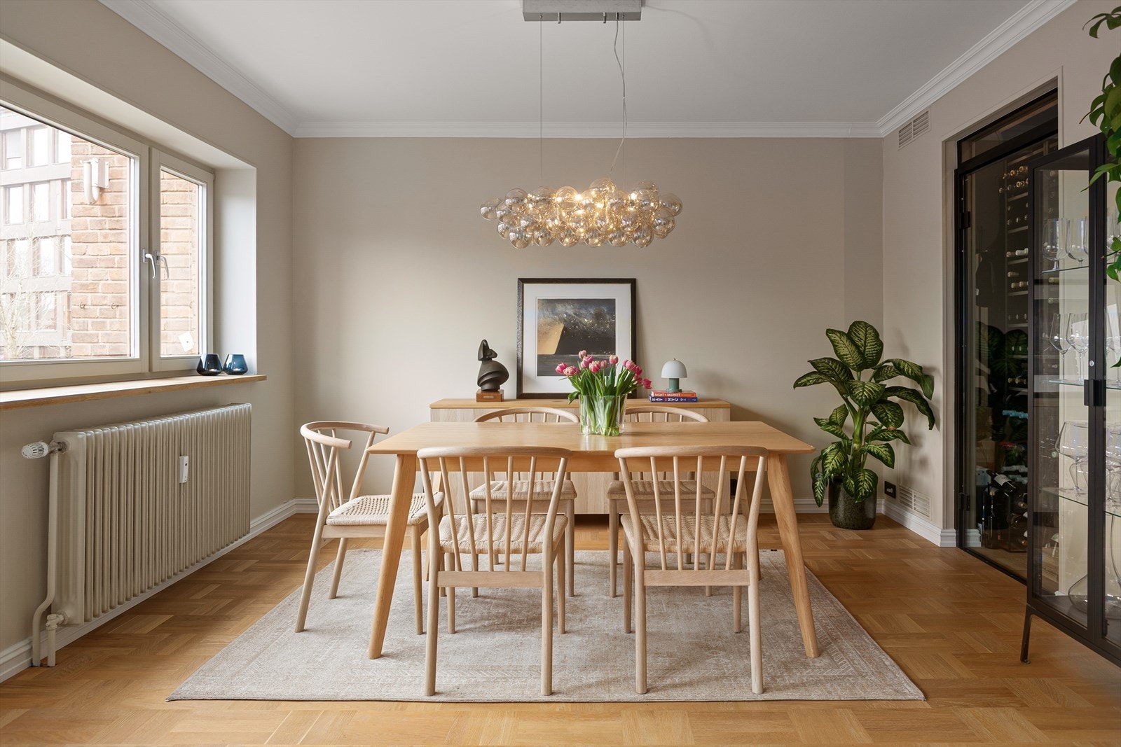 Lys og innbydende spisestue med plass til gode måltider og lange samtaler. Spisestuen er malt i 2026. Galleribilde