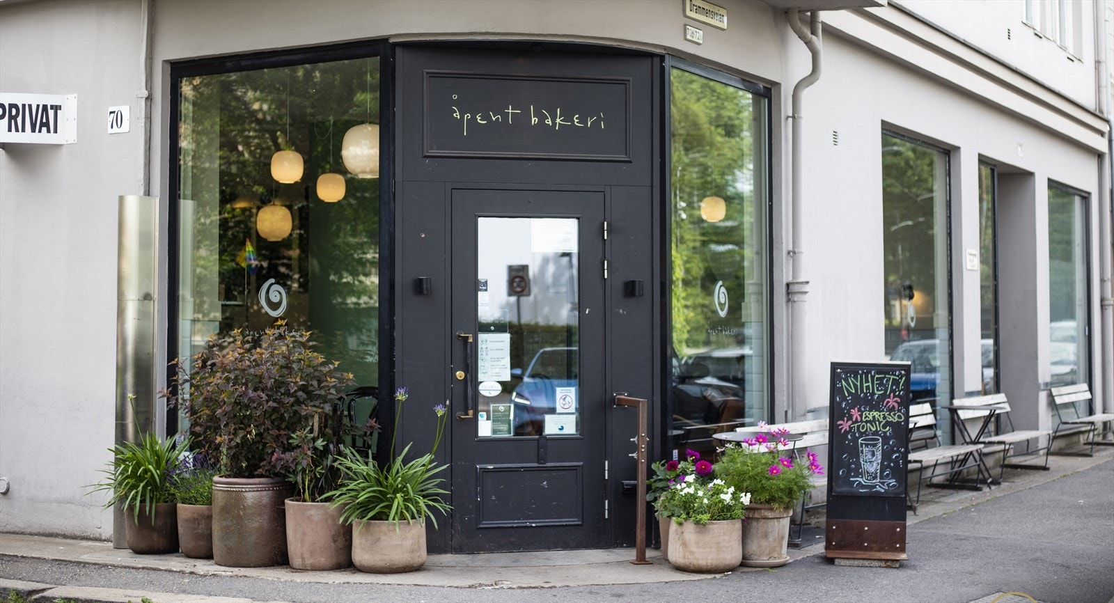 Kort spasertur til hyggelige Baker Hansen, dagligvarebutikken Joker, lokal vinbar, Hos Thea, Åpent Bakeri og diverse andre forretninger i nærområdet på Skillebekk. Galleribilde